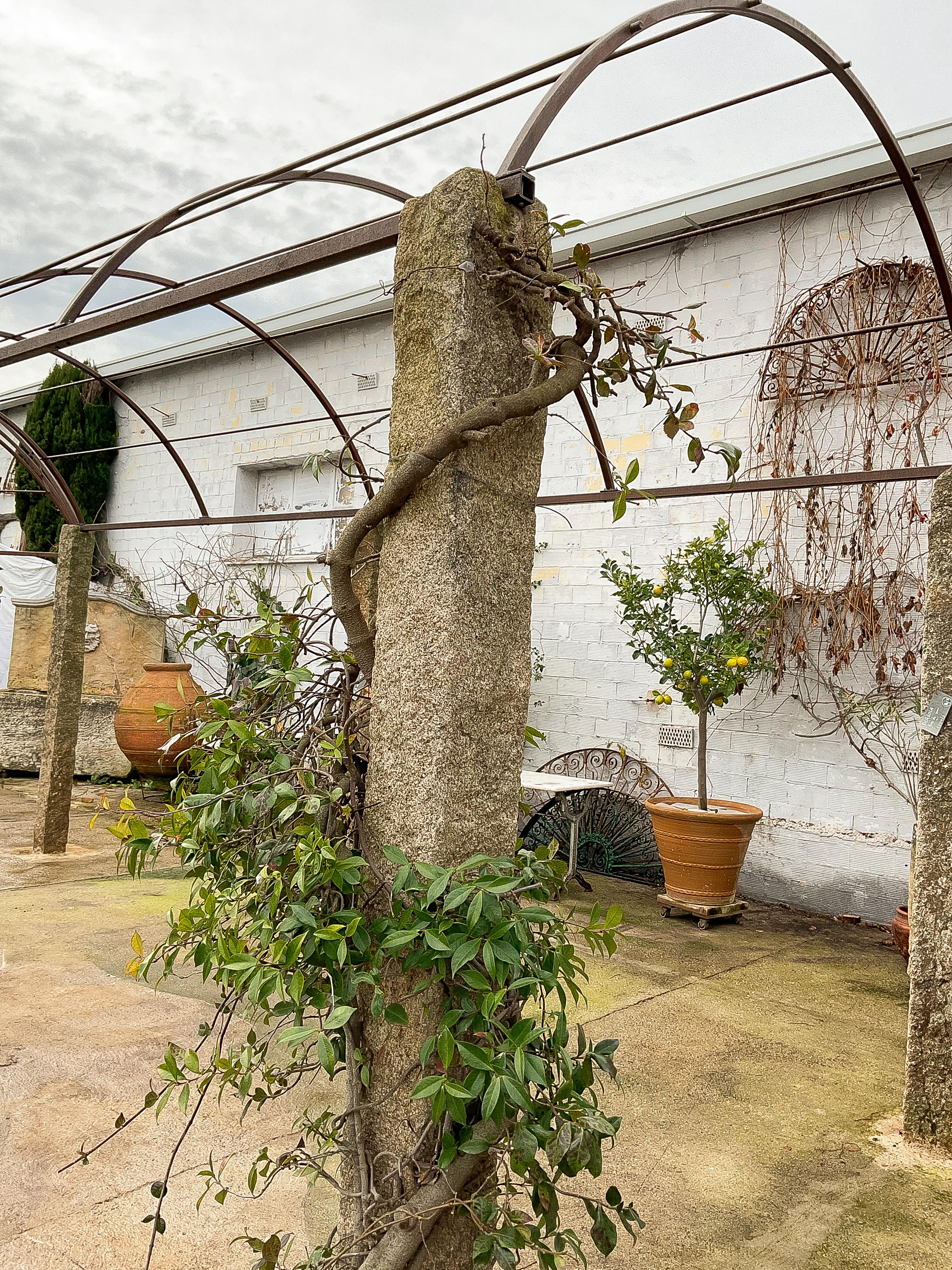 Pergola aus Schmiedeeisen mit Monolith-Säulen aus Granit im Angebot 2