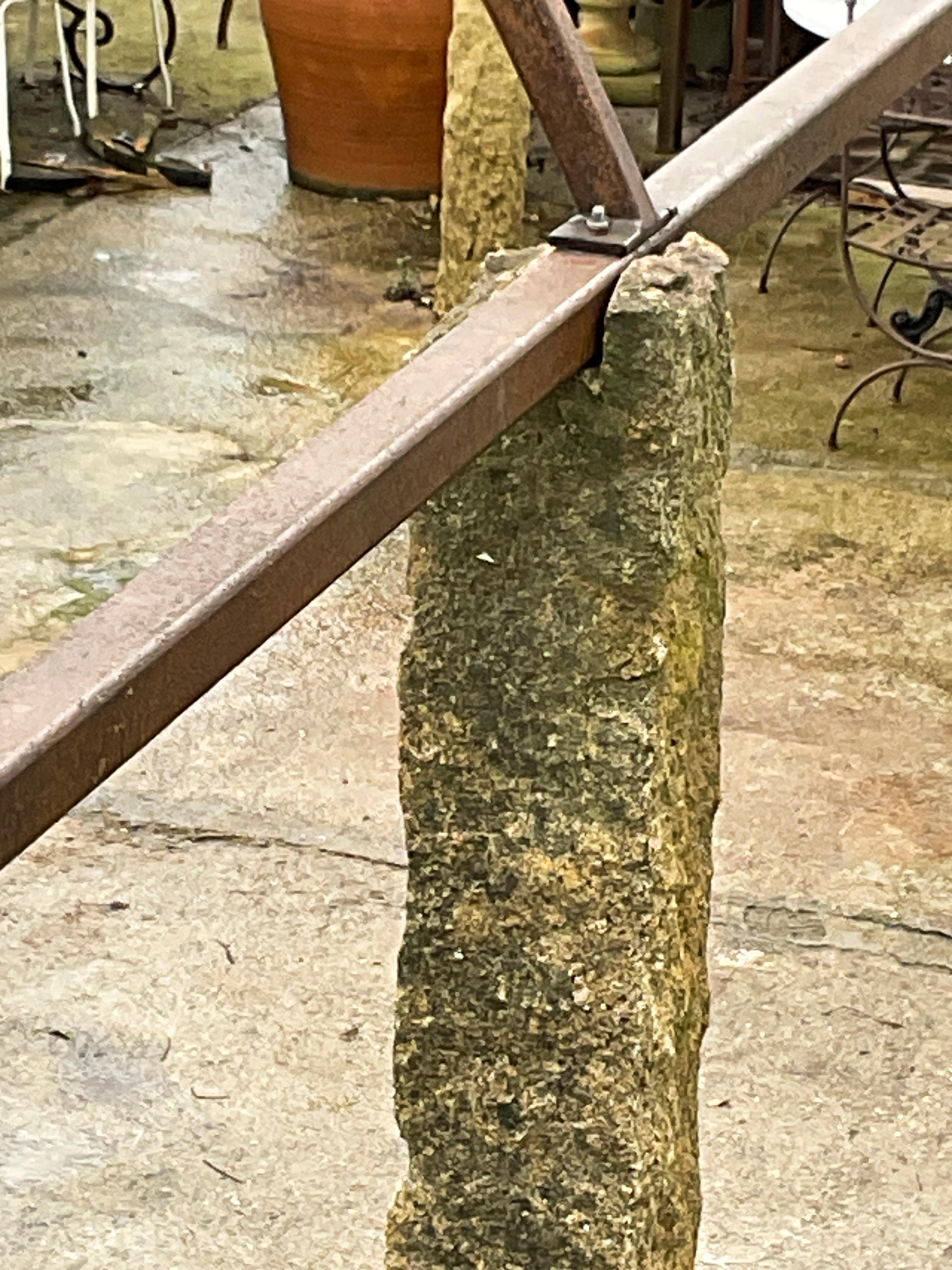 Pergola aus Schmiedeeisen mit Monolith-Säulen aus Granit im Angebot 3