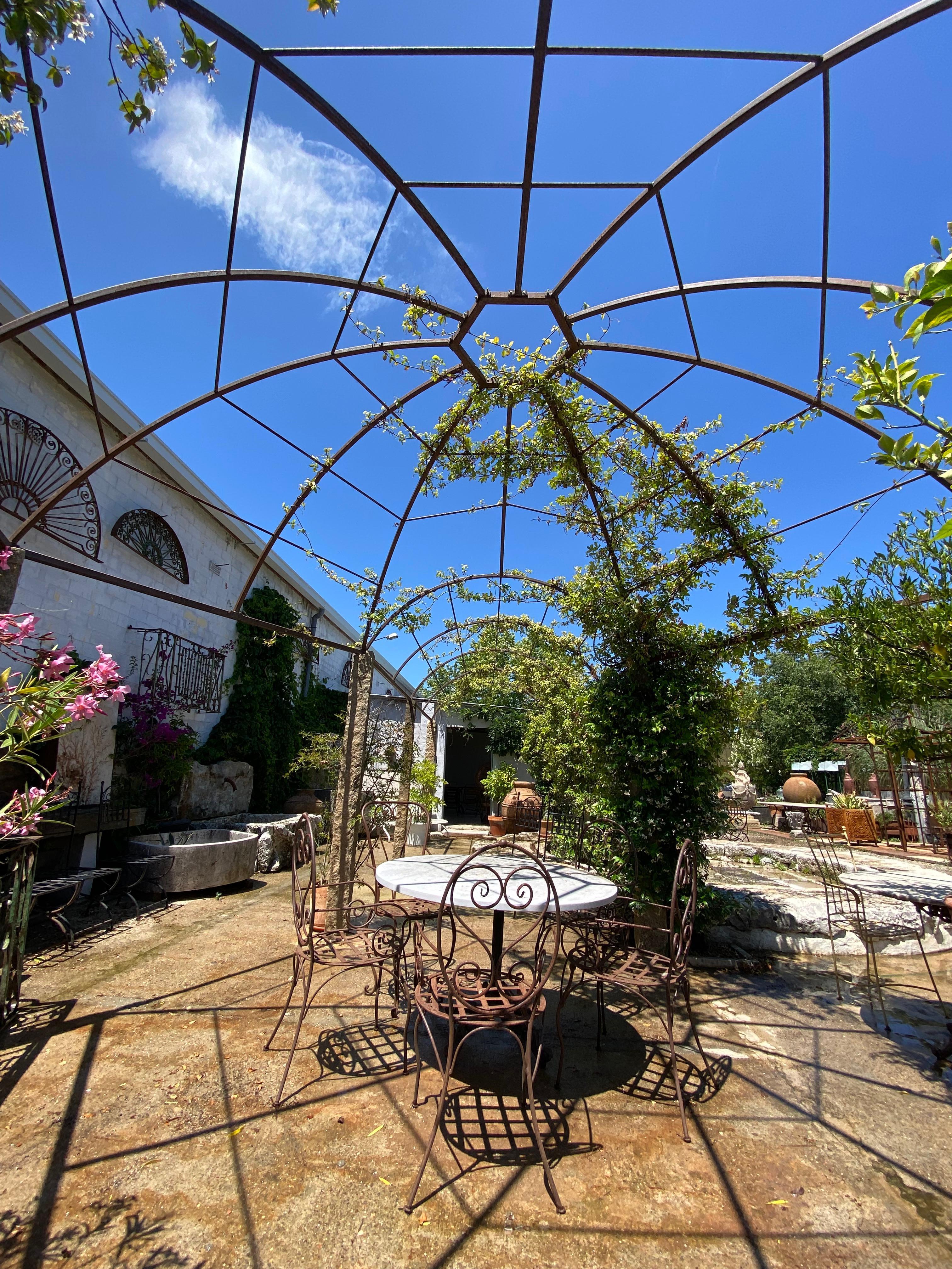 Pergola aus Schmiedeeisen mit Monolith-Säulen aus Granit im Angebot 7