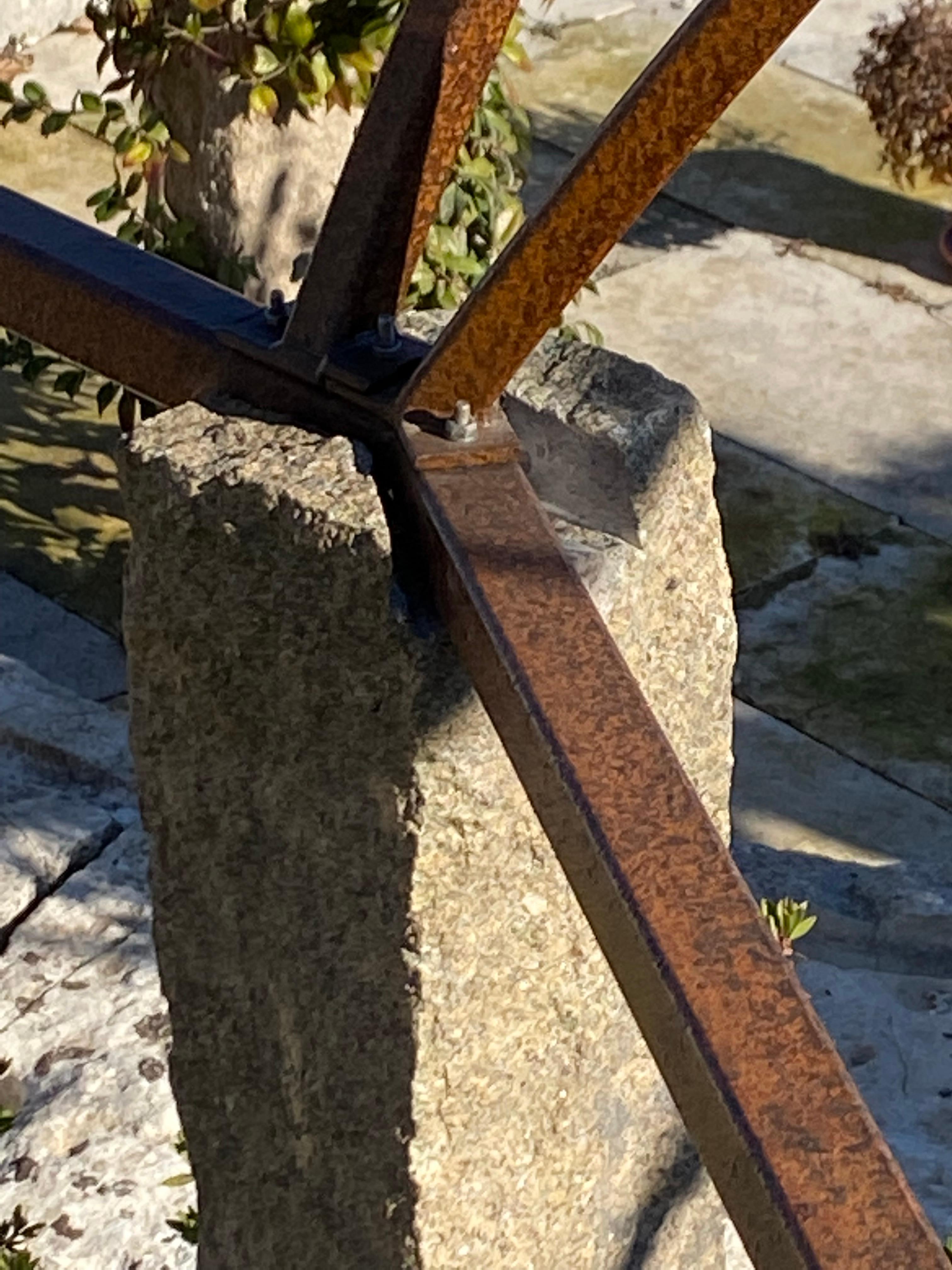 Pergola aus Schmiedeeisen mit Monolith-Säulen aus Granit im Angebot 8