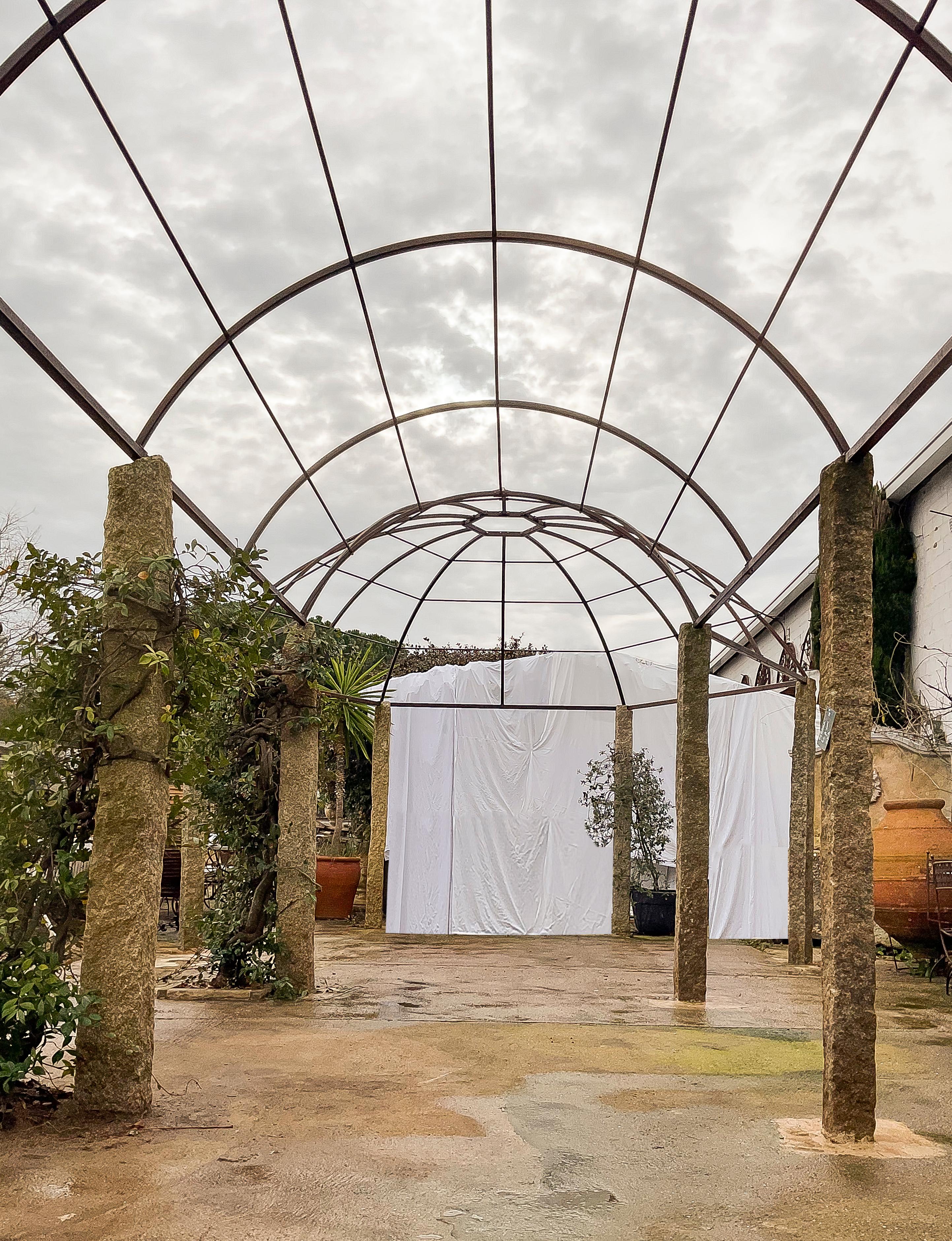 Pergola aus Schmiedeeisen mit Monolith-Säulen aus Granit (Spanisch) im Angebot