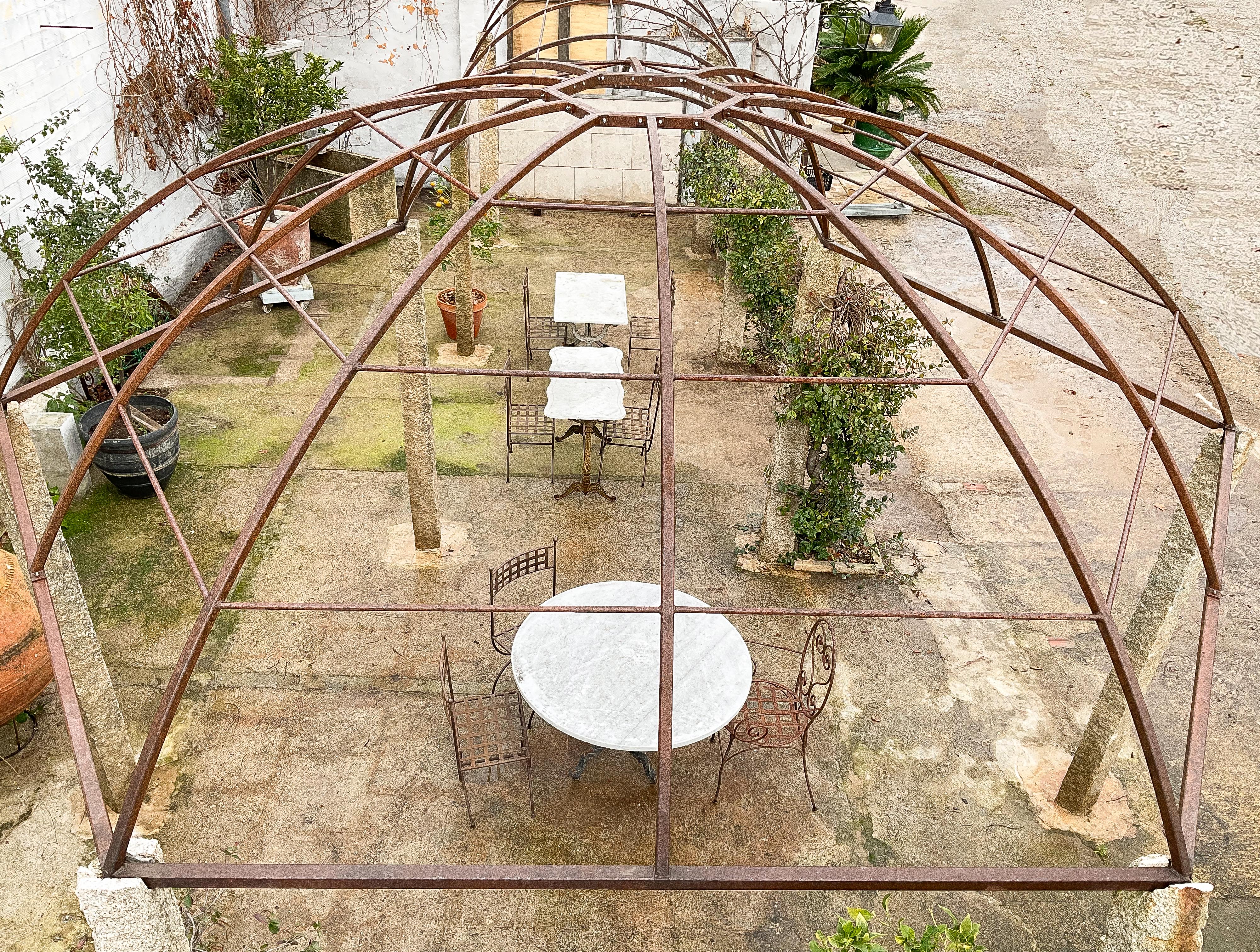 Pergola aus Schmiedeeisen mit Monolith-Säulen aus Granit im Zustand „Gut“ im Angebot in SAN VICENTE DE ALCÁNTARA, ES