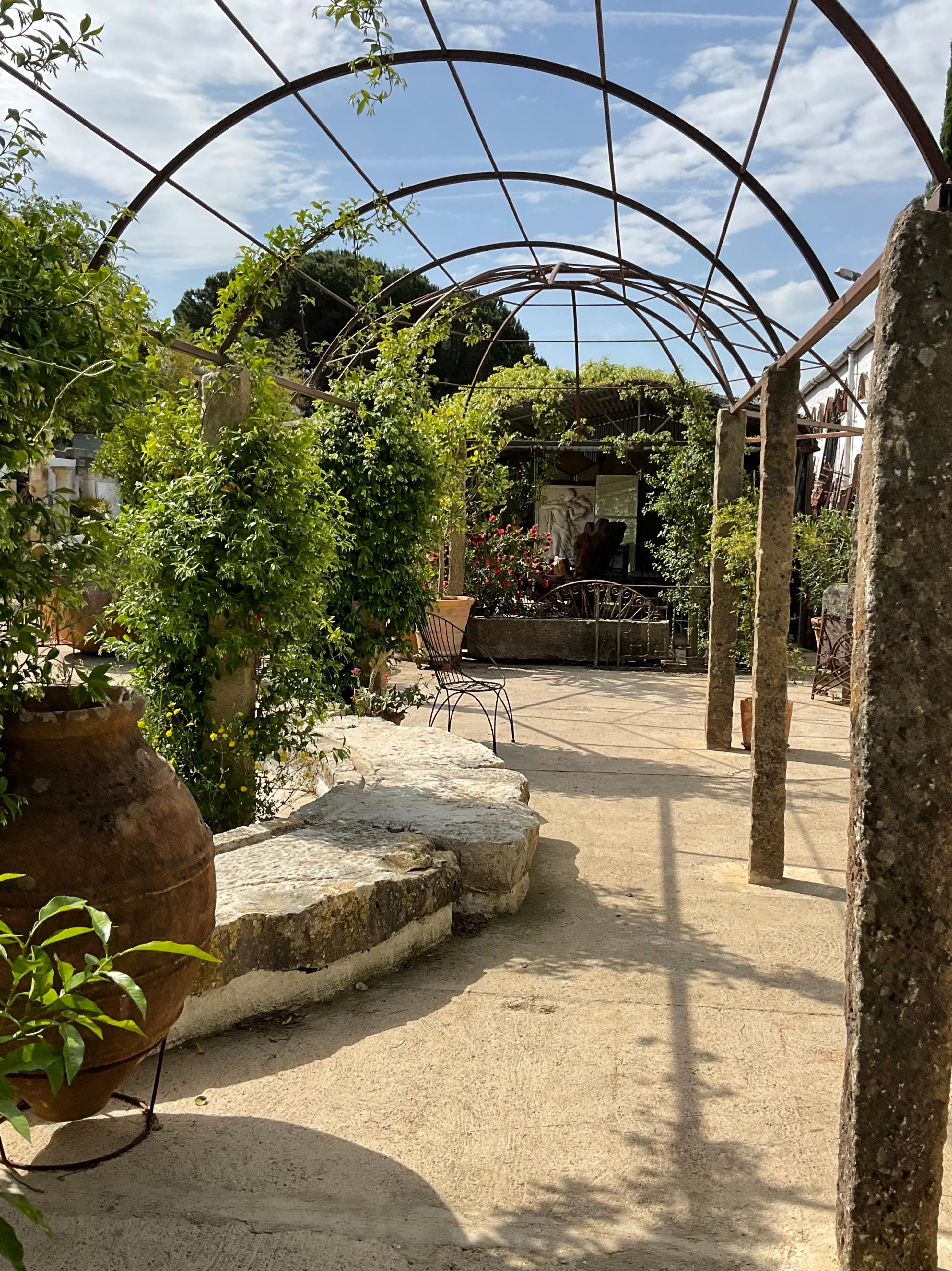 Pergola aus Schmiedeeisen mit Monolith-Säulen aus Granit (21. Jahrhundert und zeitgenössisch) im Angebot