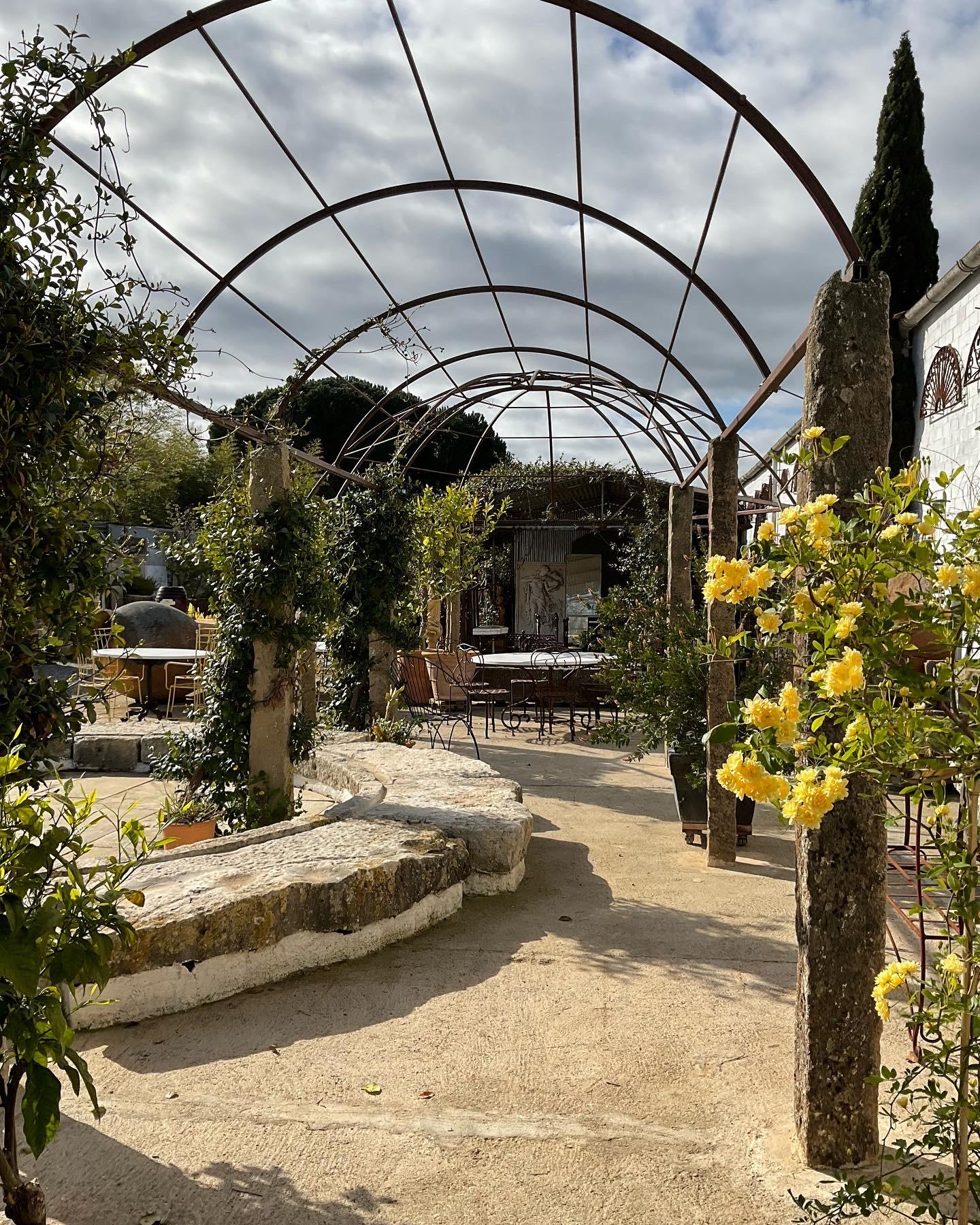 Pergola aus Schmiedeeisen mit Monolith-Säulen aus Granit (Eisen) im Angebot