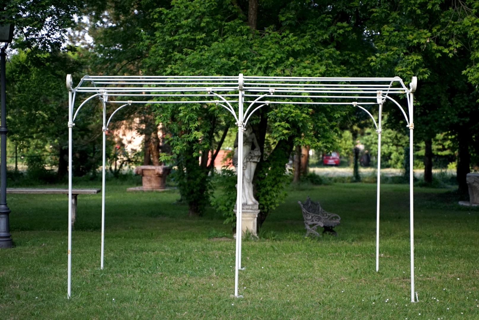 Period: 1930
Dimensions: 360 x 220 cm
Origin: Italy - Trieste
Condition: Excellent, extremely well-preserved.
Description: Refined and sophisticated, this wrought iron pergola is an authentic work of art dating back to 1930 and originating from
