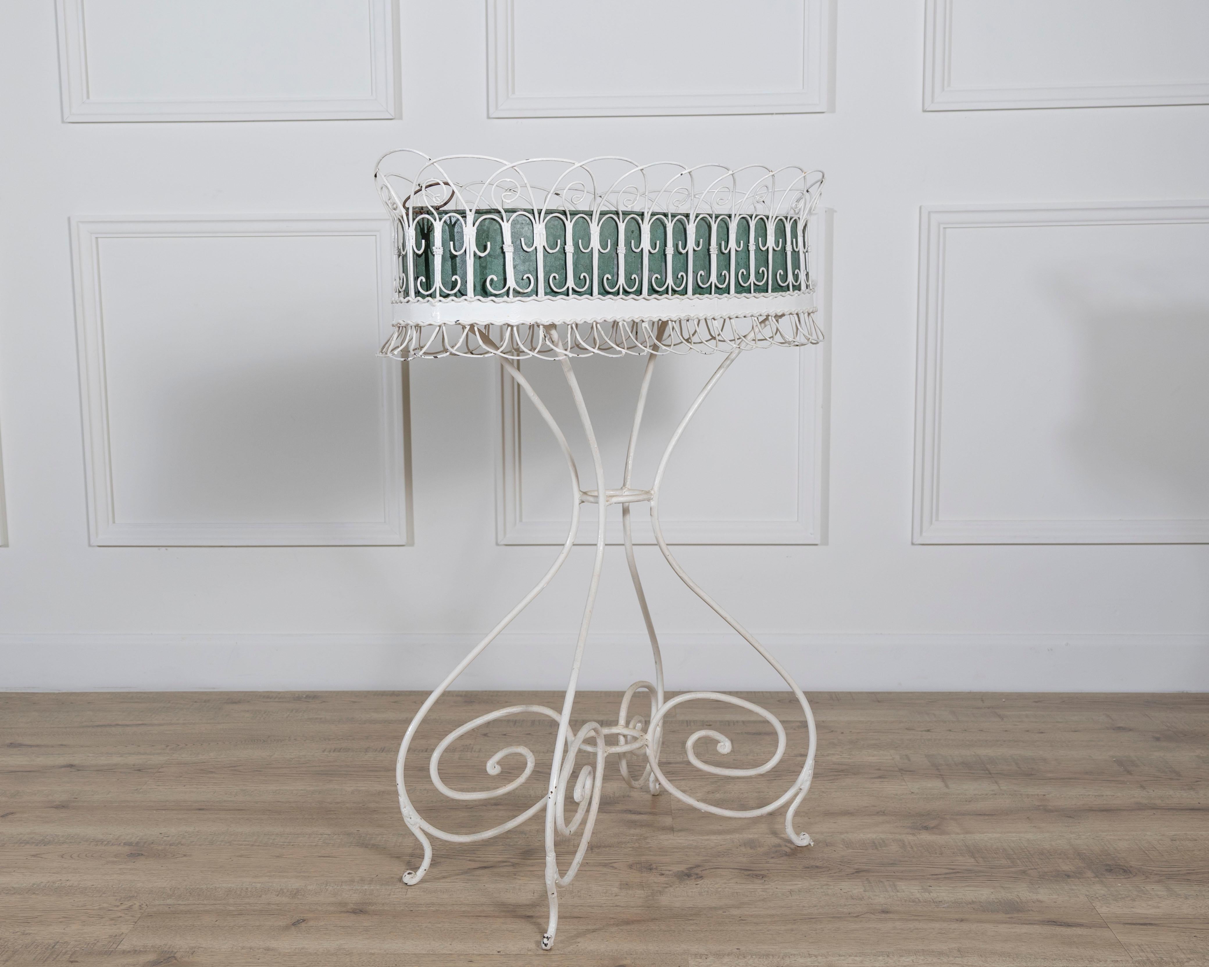 Wrought Iron Planter with Scrollwork Stand, 20th Century In condizioni buone in vendita a Atlanta, GA