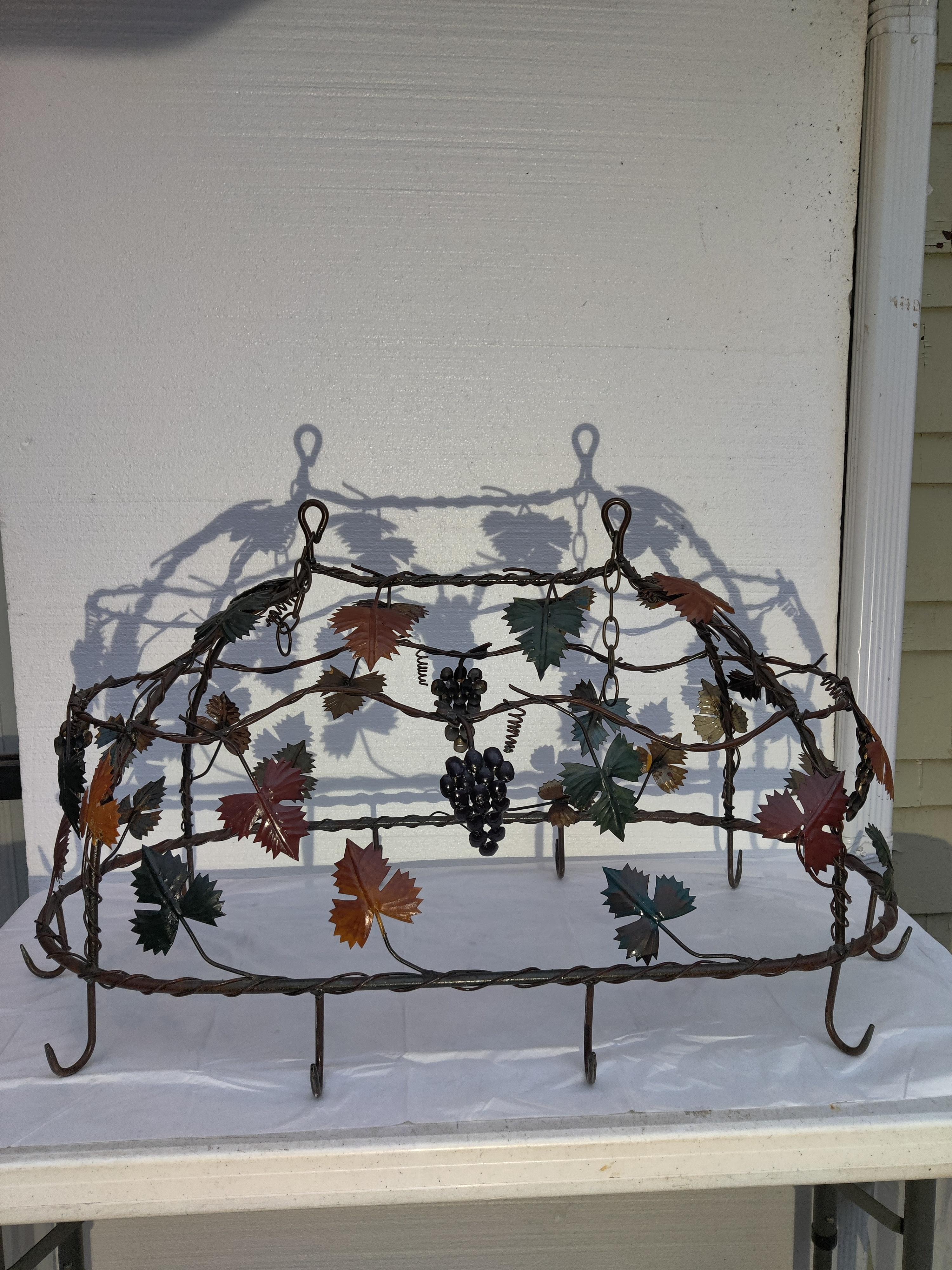 Wrought iron oval shaped pot rack with leaves and grapes
Has 8 hooks
H 18