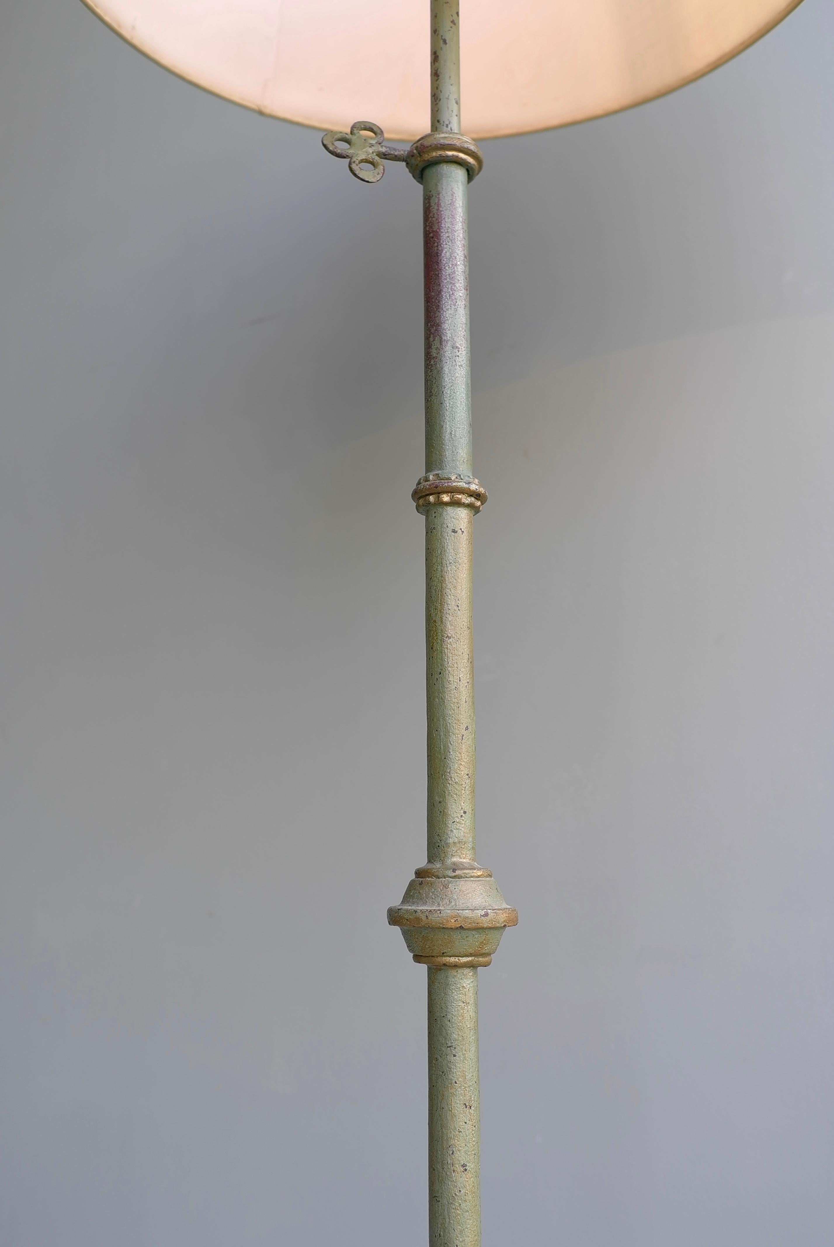 Lampada da terra provinciale francese in ferro battuto con patina verde e paralume in seta.
Vernice verde originale dorata, altezza regolabile.