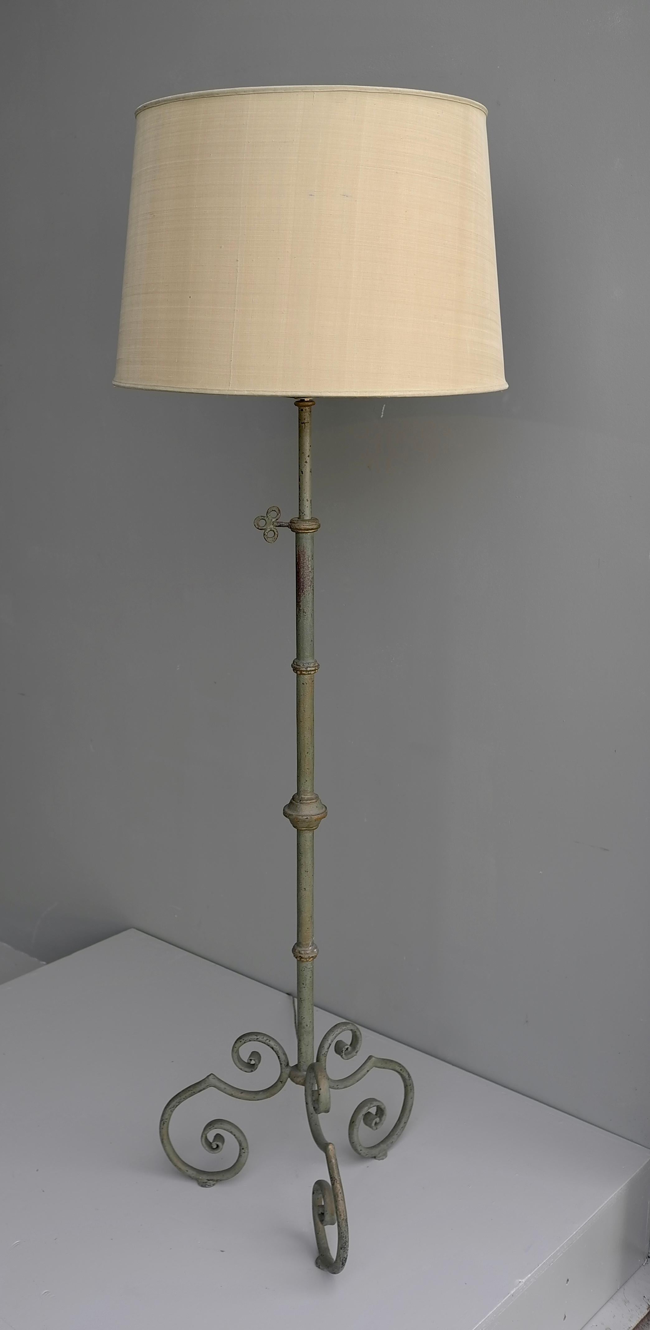 Francese Lampada da terra provinciale in ferro battuto con patina verde e paralume in seta, Francia, anni '40 in vendita