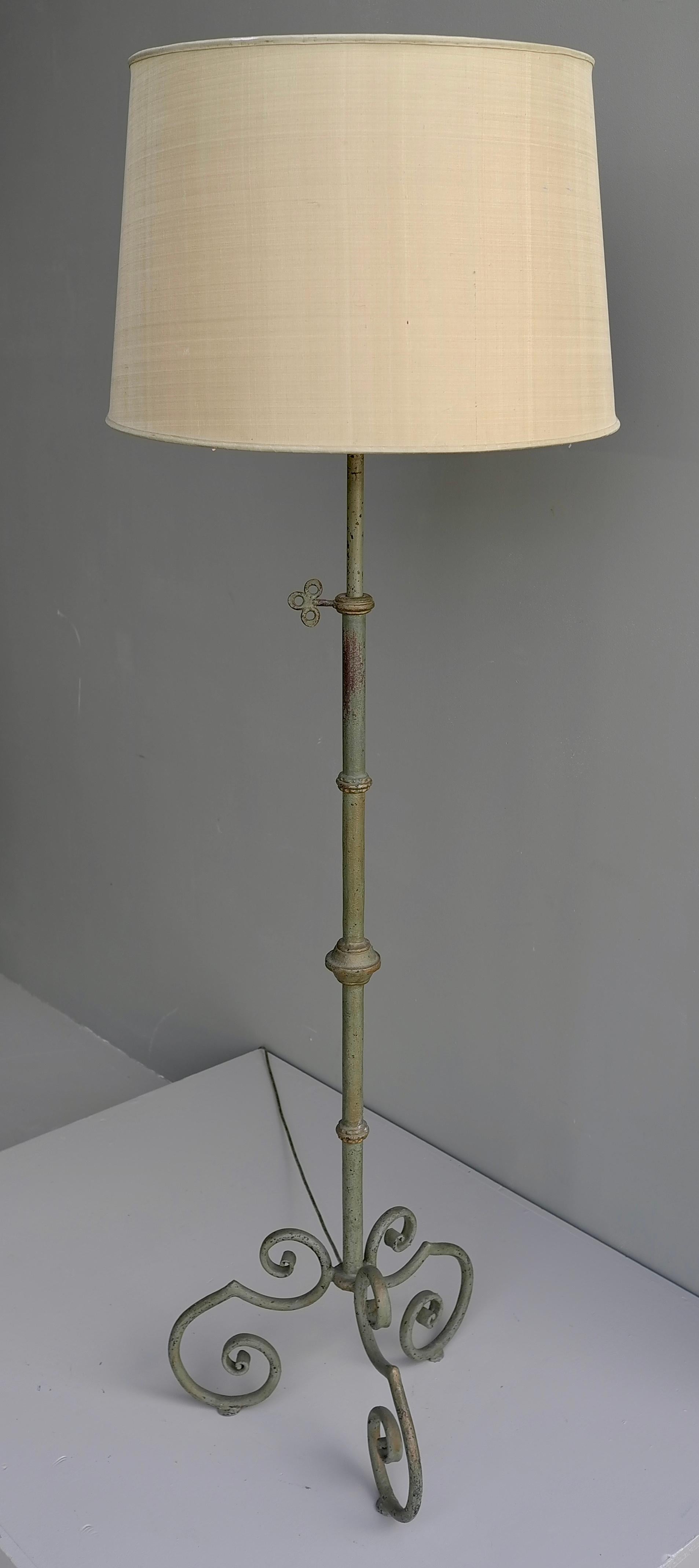 Wrought Iron Provincial Green Patina Floorlamp with Silk Shade, France, 1940's In Good Condition For Sale In Den Haag, NL