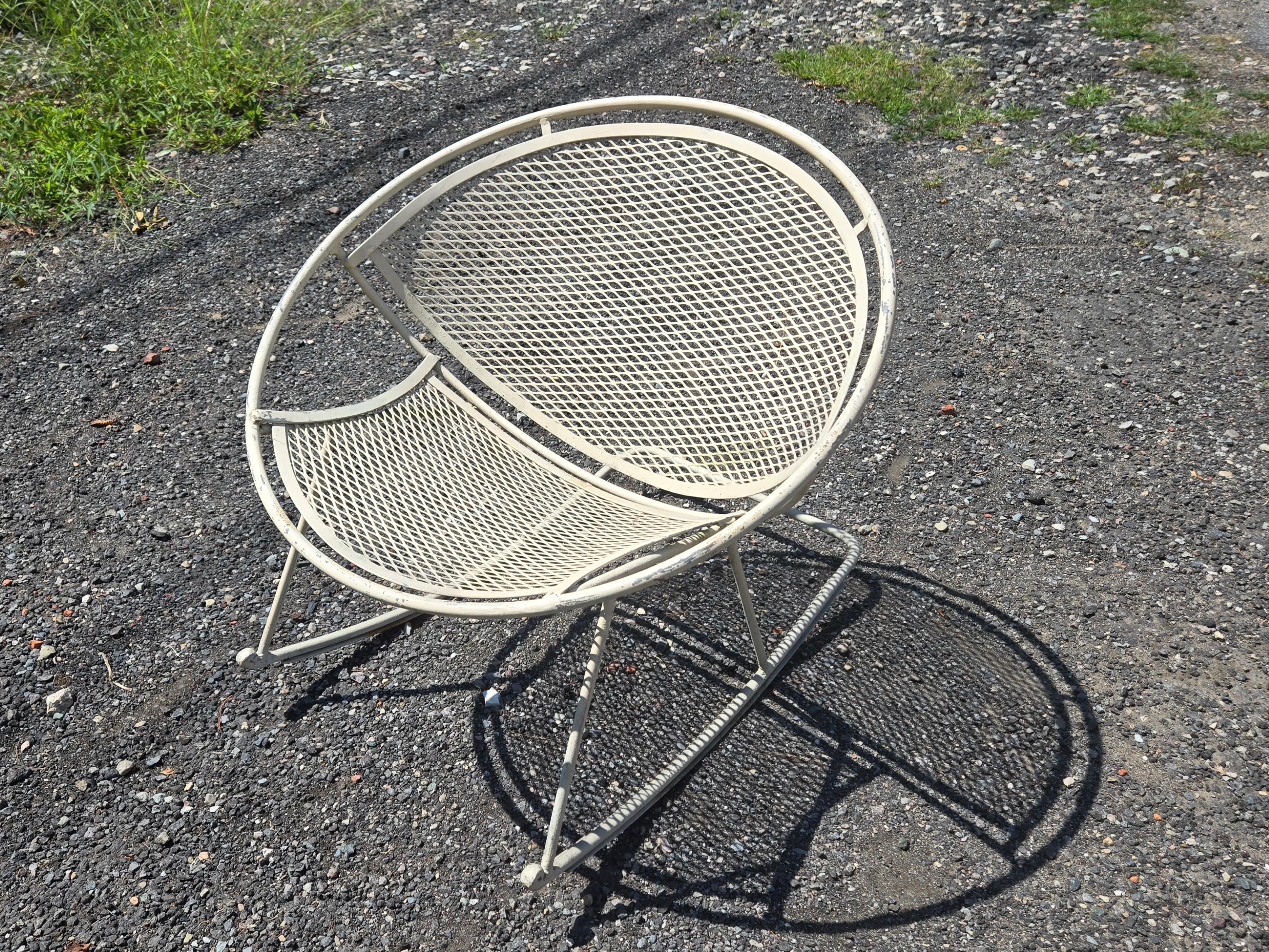 Una coppia di sedie Radar in ferro battuto di Tempestini è disponibile e pronta per essere spedita. La coppia è composta da una sedia a dondolo e da una sedia fissa. Strutturalmente sano e privo di rotture nelle saldature o nelle maglie. Un'aggiunta