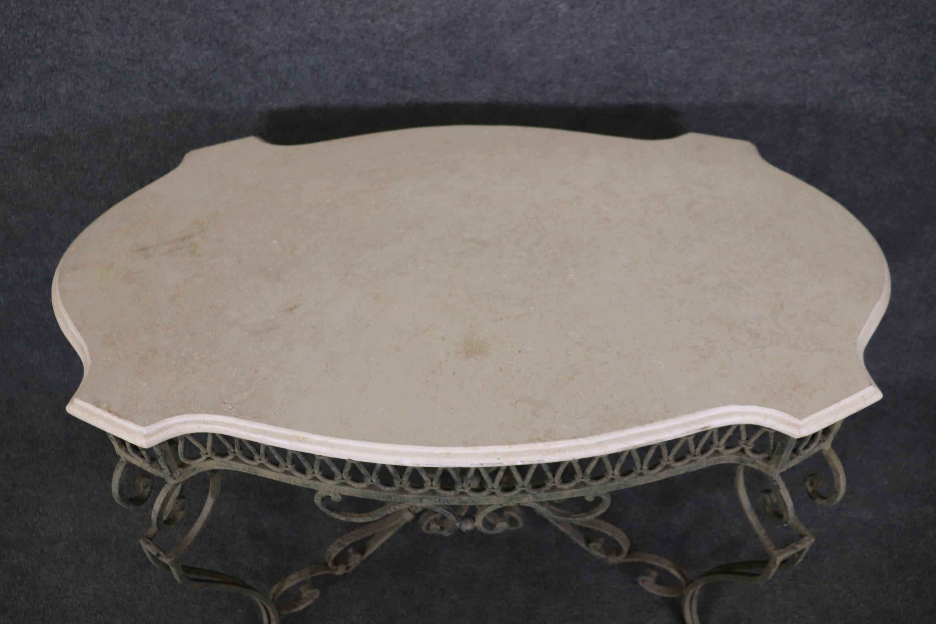 italien Table centrale en fer forgé de style Régence avec plateau en travertin en vente