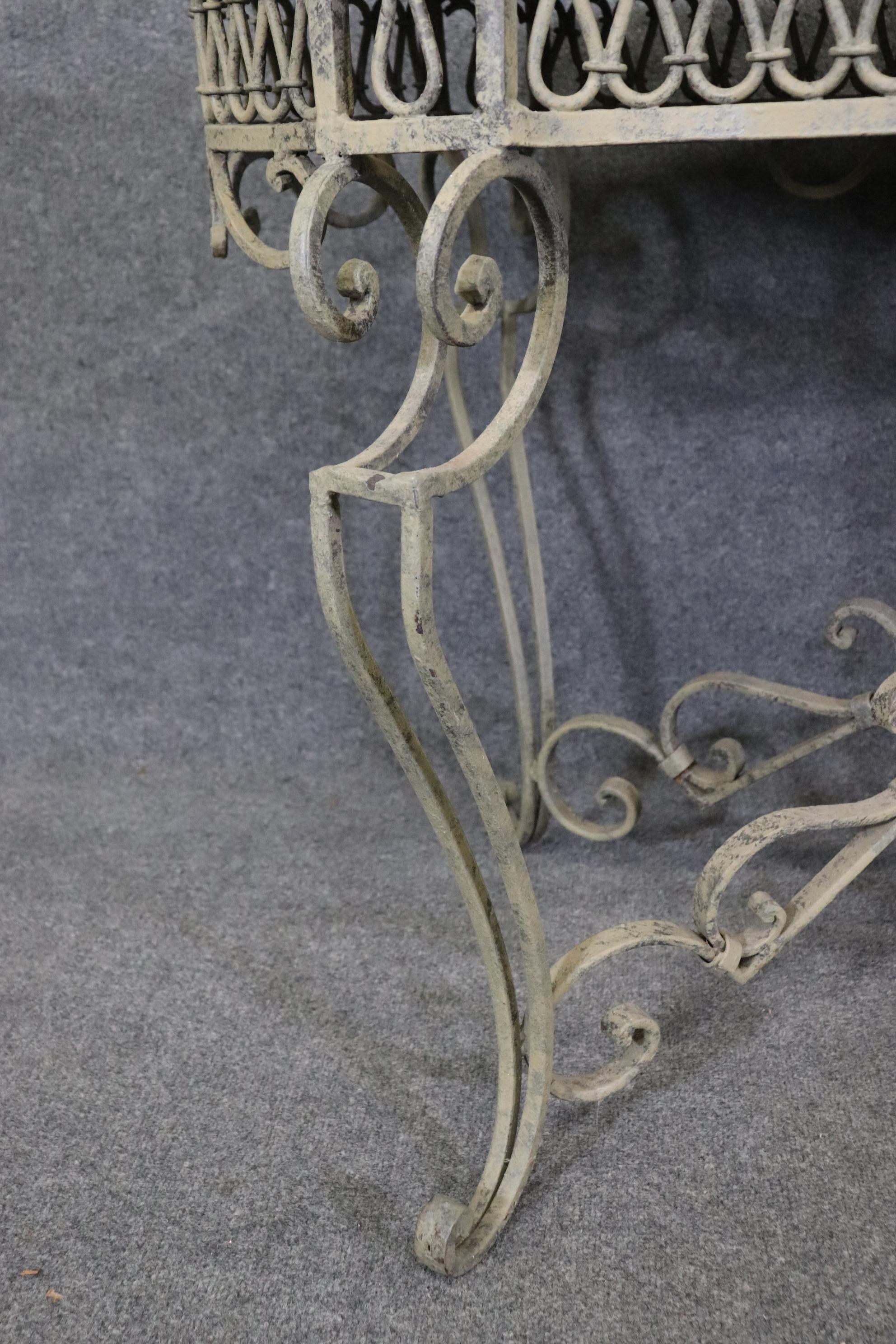 Table centrale en fer forgé de style Régence avec plateau en travertin Bon état - En vente à Swedesboro, NJ