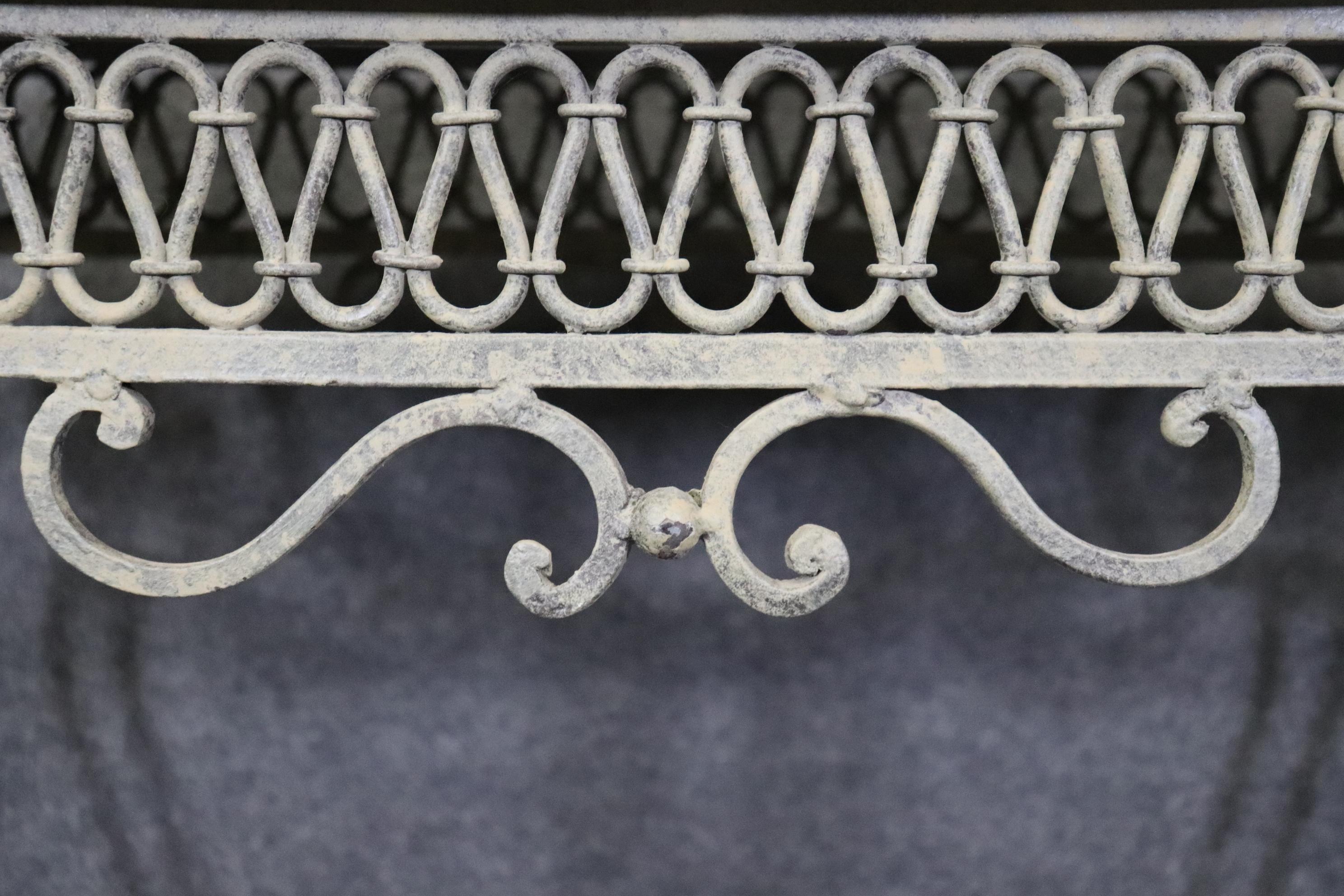 Table centrale en fer forgé de style Régence avec plateau en travertin en vente 1