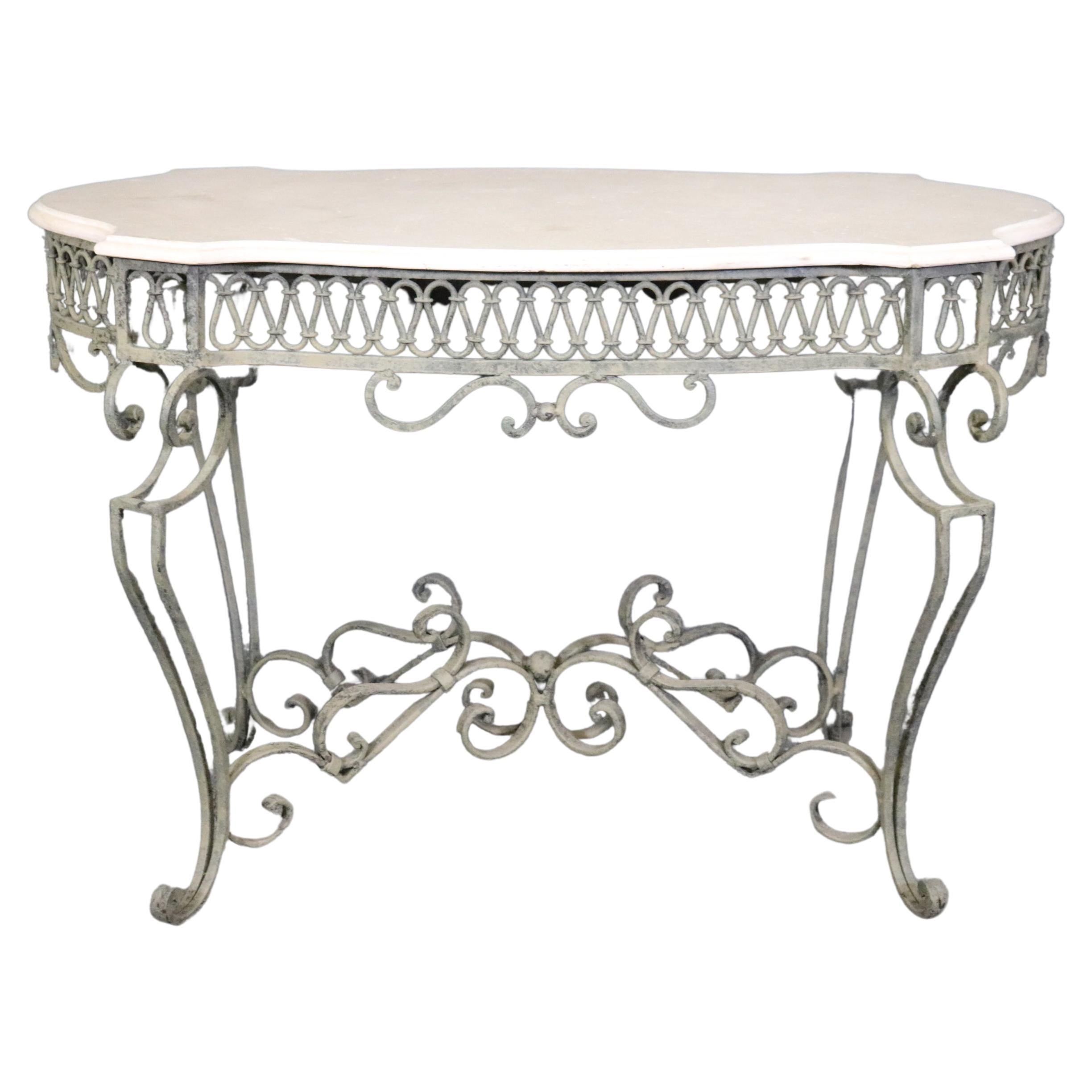 Table centrale en fer forgé de style Régence avec plateau en travertin