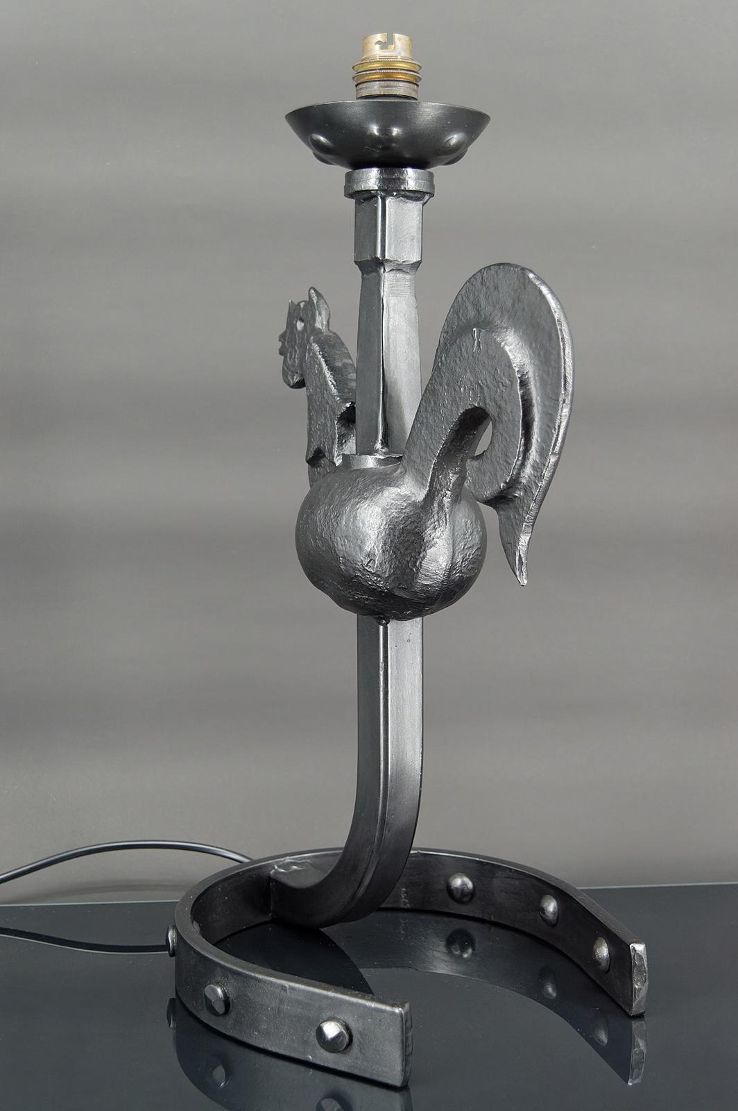 Schmiedeeiserne Hahnenlampe von Jean Touret / les Ateliers de Marolles, 1950er Jahre (Mitte des 20. Jahrhunderts) im Angebot