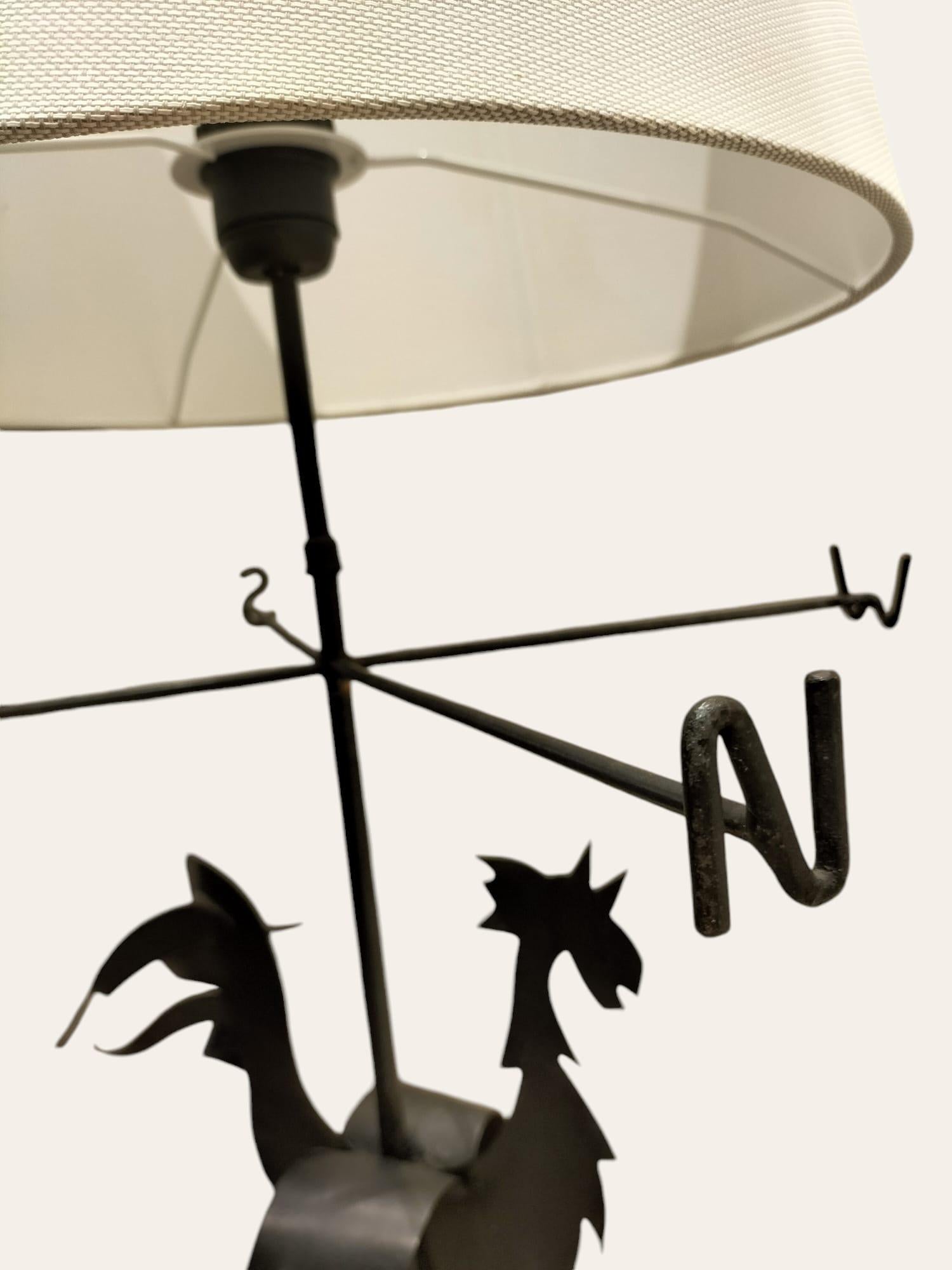 Lampe girouette coq en fer forgé, années 1950 Bon état - En vente à NICE, FR