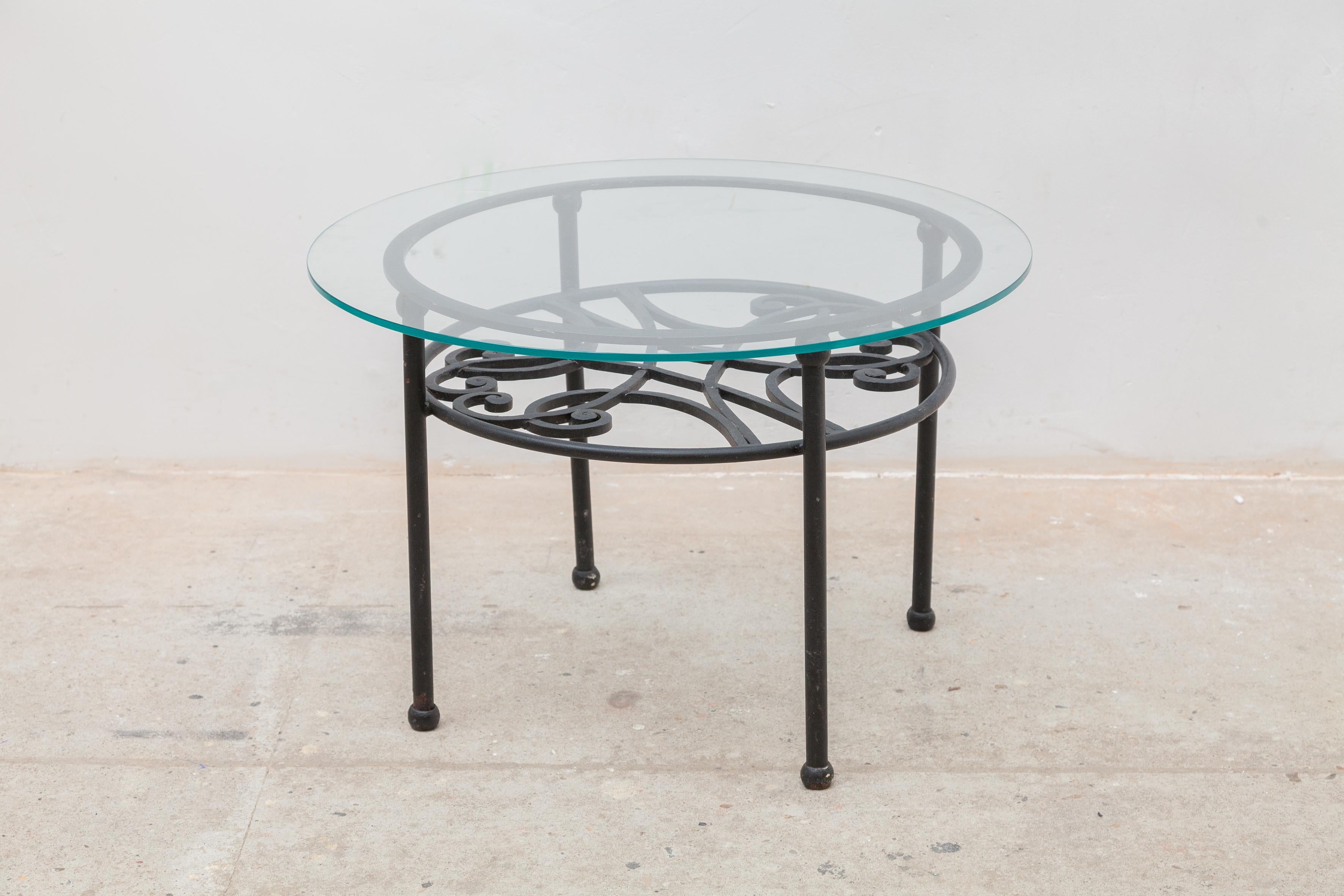 Français Table basse ronde en fer forgé, plateau en verre, France, années 1960 en vente