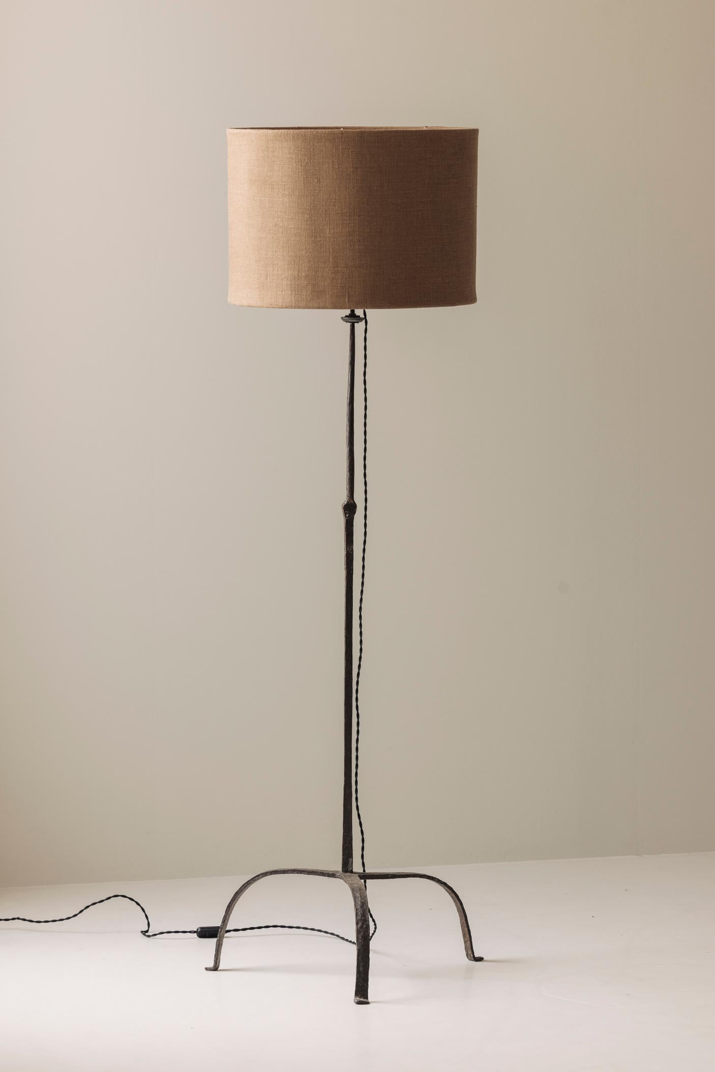 Mid-Century moderno Lampada da terra rustica in ferro battuto con base a treppiede, Francia anni '30. in vendita