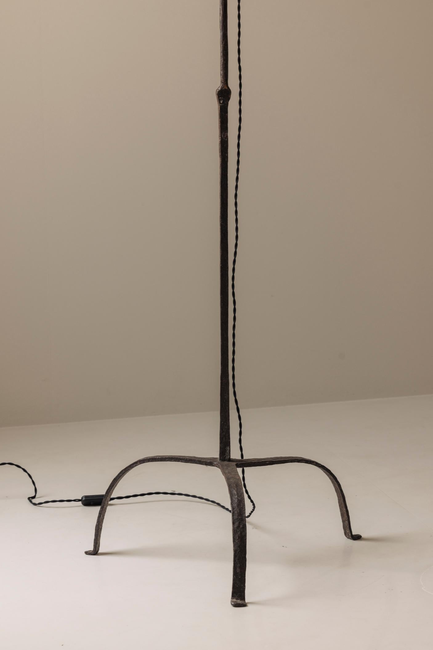 Lampada da terra rustica in ferro battuto con base a treppiede, Francia anni '30. In condizioni buone in vendita a Antwerp, BE
