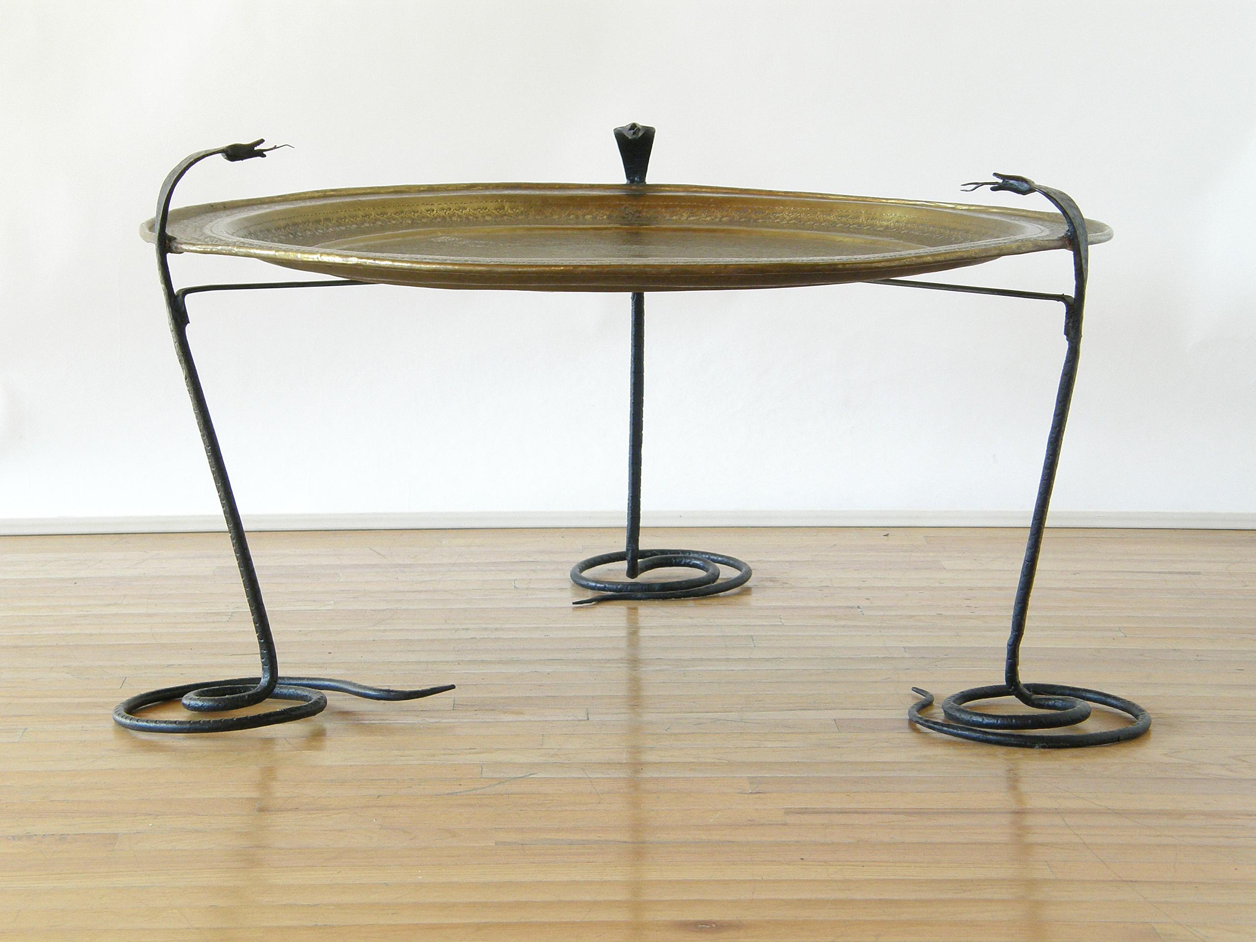 Inconnu Table à serpents en fer forgé avec motif d'étoiles travaillées à la main sur plateau en laiton en vente