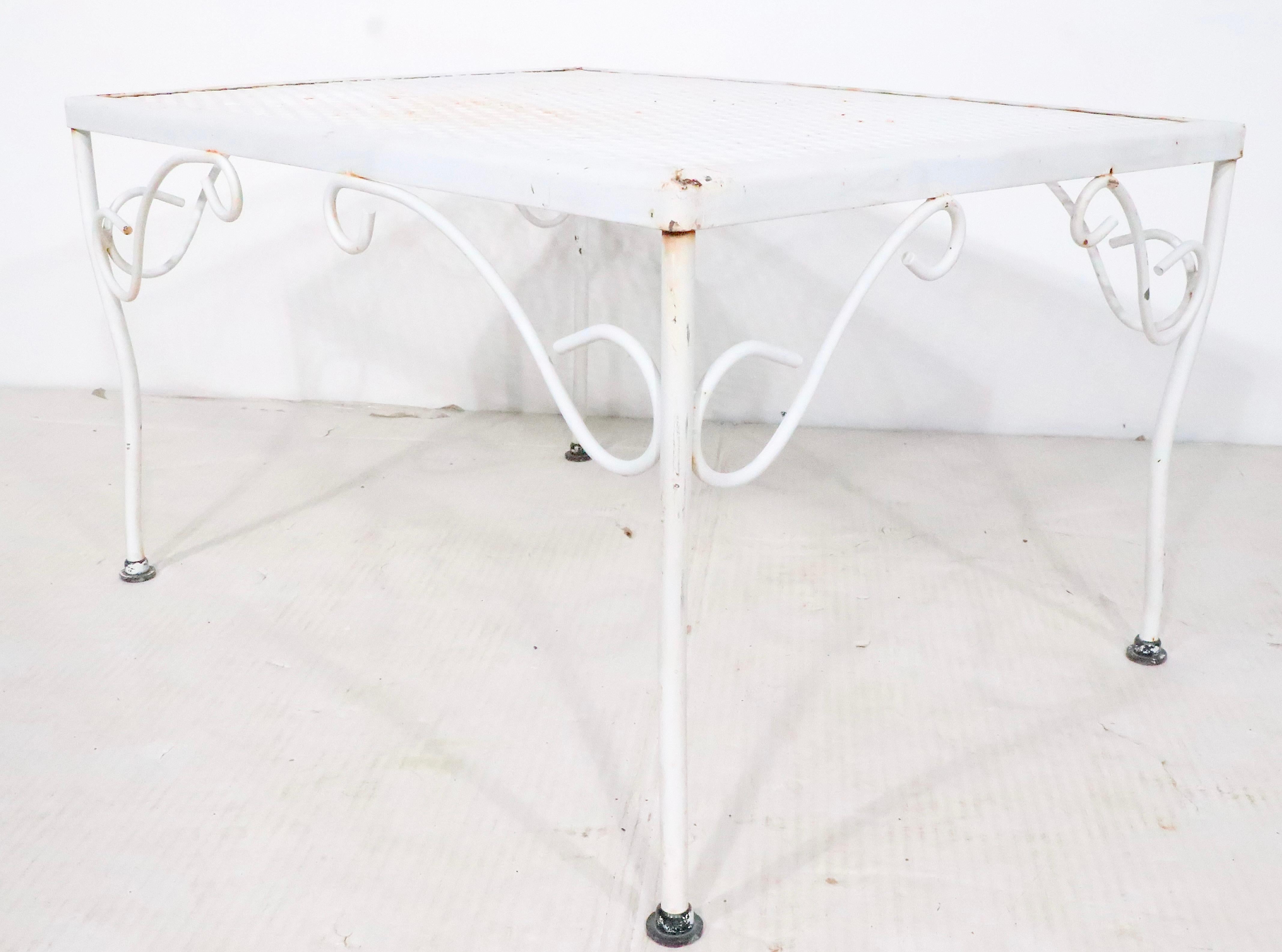 Mid-Century Modern Wrought Iron Side End Patio Garden Poolside Table Att. to Woodard C 1950/1970s For Sale