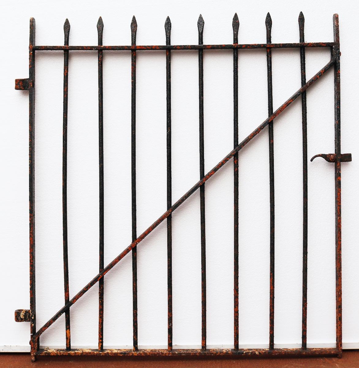 A good quality wrought iron side gate with spear-head shaped finials and working latch.