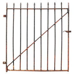 Puerta lateral de hierro forjado