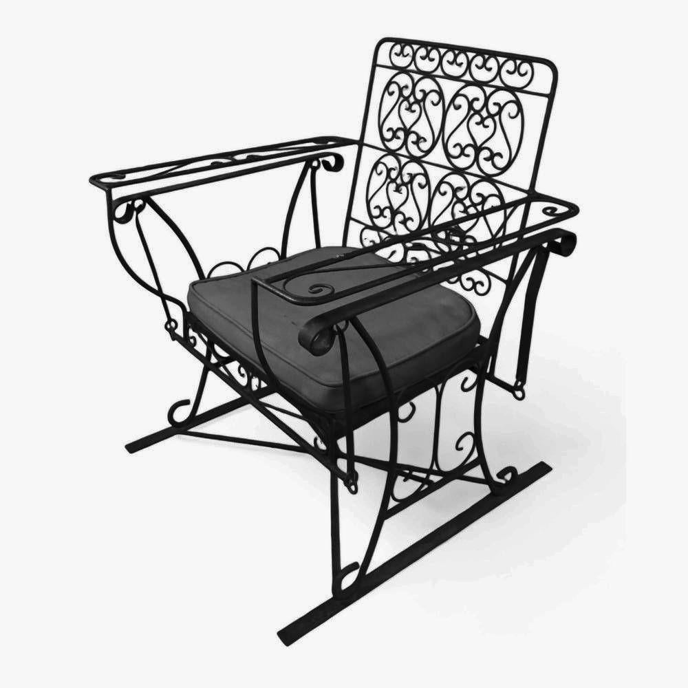 Eine Reihe von 1950er Mid-Century Woodard Stil Schmiedeeisen Draht Terrasse / Outdoor-Sitzgelegenheiten mit einem Schieberegler Schaukelstuhl und Settee. Sie verfügen über eine geschwungene Rückenlehne und Armlehnen, die auf einem Gleitfuß ruhen,