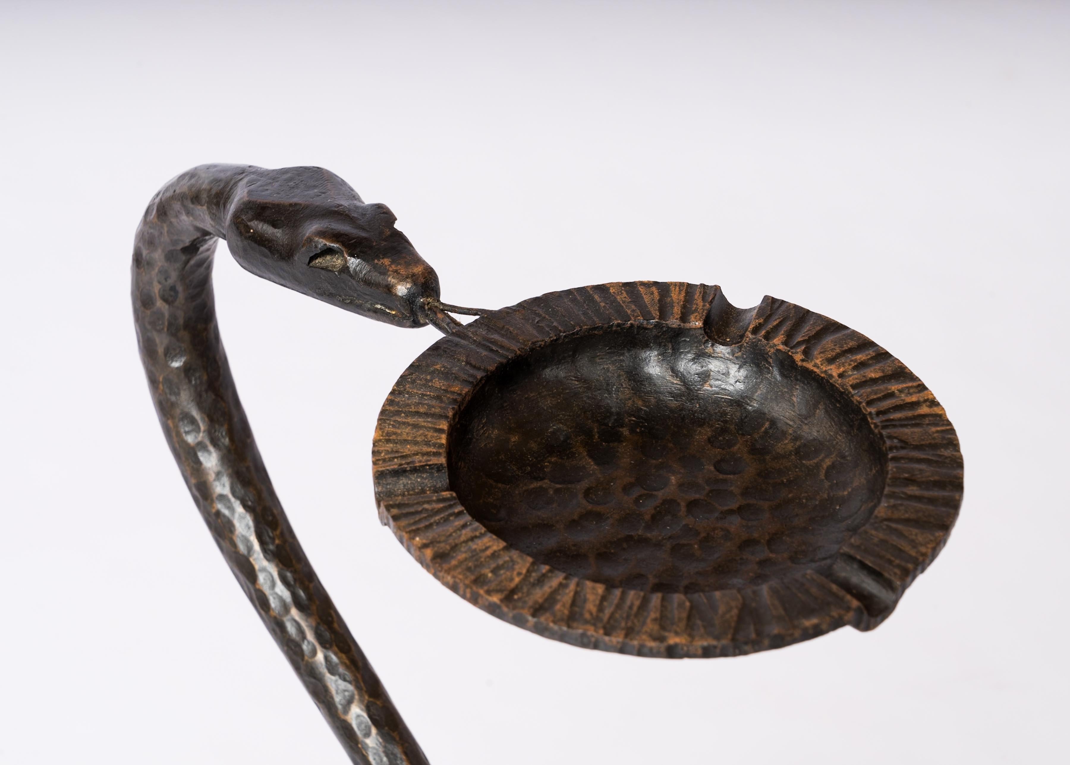 Francese Videopoche a forma di serpente in ferro battuto in stile Edgar Brandt - Francia anni '30 in vendita
