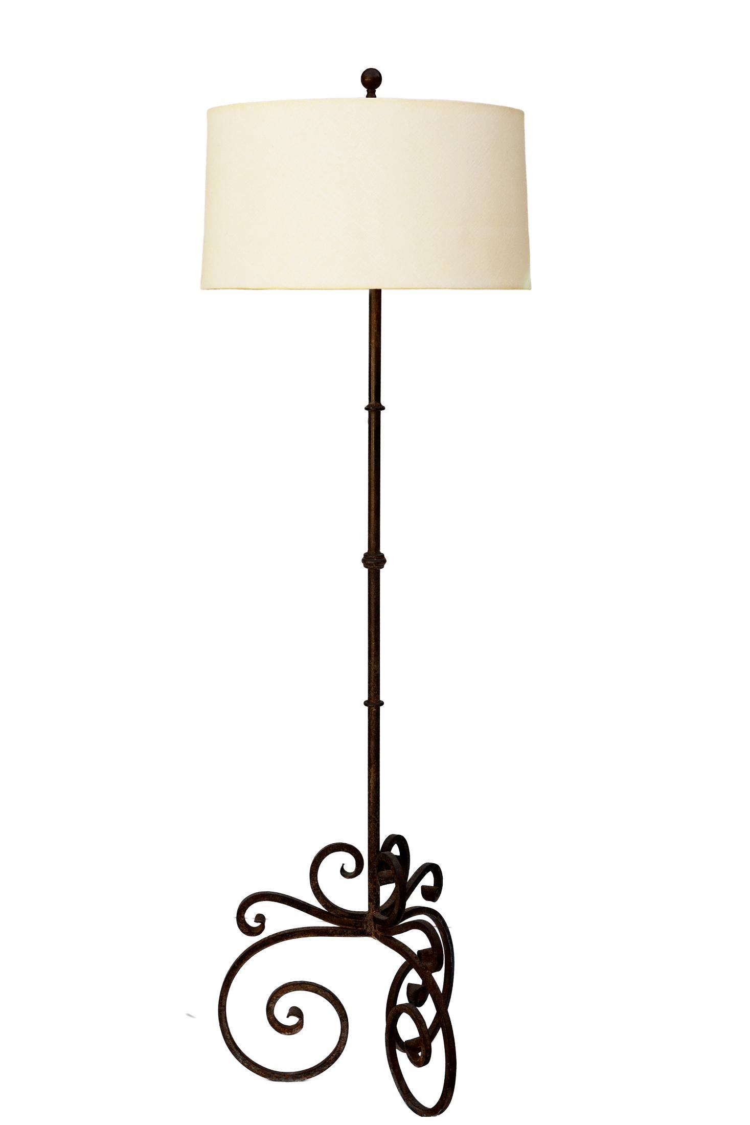 La elegante lámpara de pie de hierro forjado de estilo renacimiento español aporta un toque de encanto rústico y mediterráneo a cualquier interior. La lámpara tiene una base de hierro forjado a mano con un intrincado trabajo de volutas.
Está