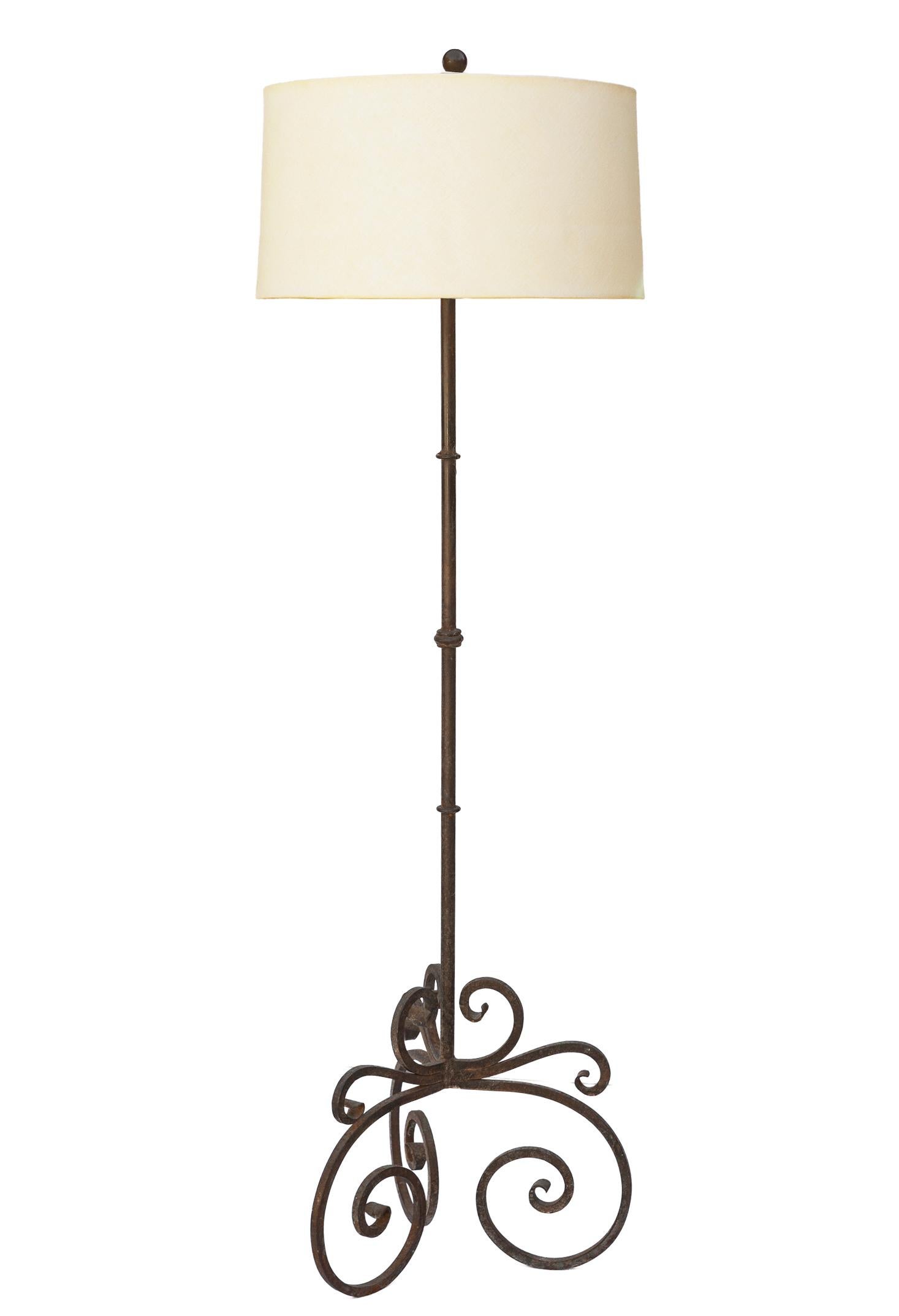 Lámpara de pie de hierro forjado estilo renacimiento español/ Pantalla de tambor de lino personalizada Estadounidense en venta