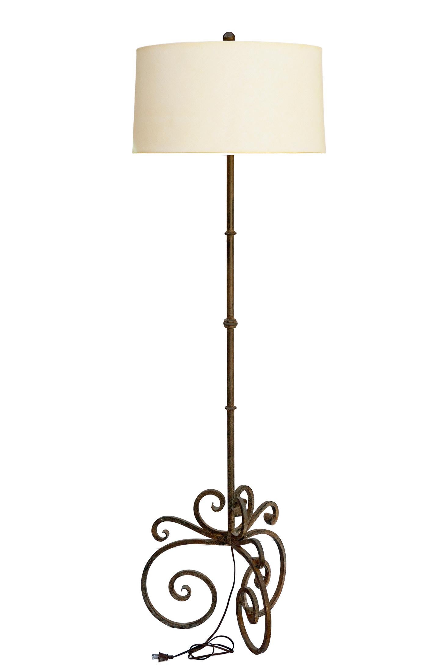 Lámpara de pie de hierro forjado estilo renacimiento español/ Pantalla de tambor de lino personalizada Forjado en venta