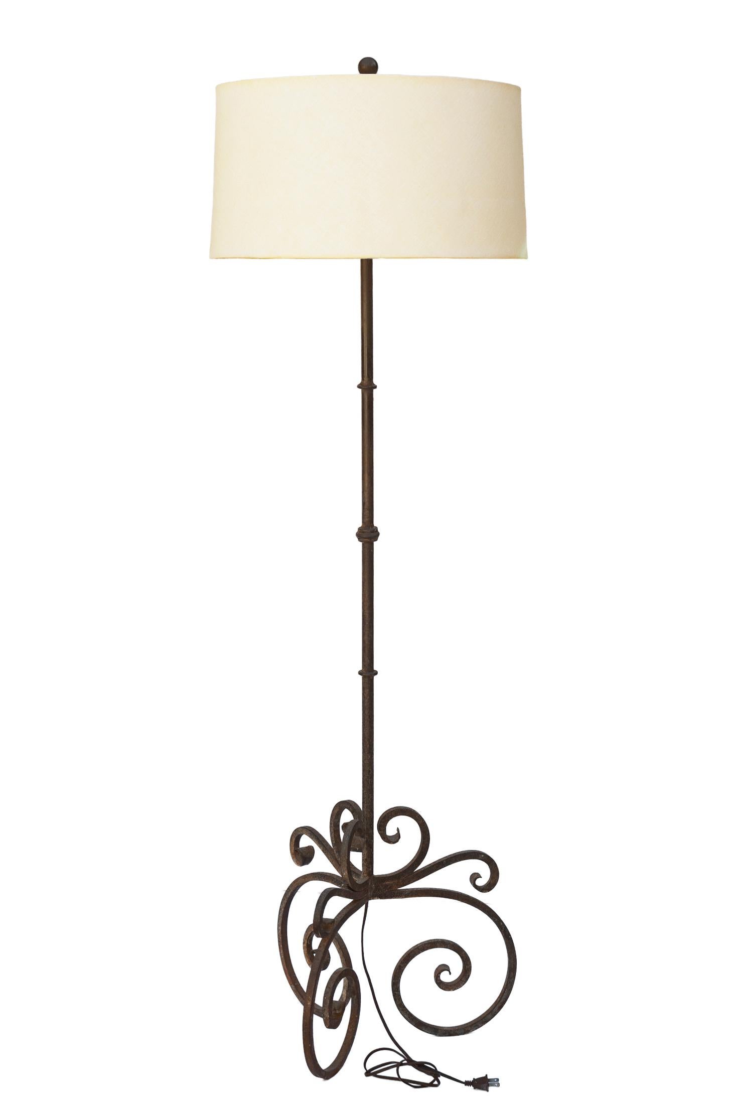 Lámpara de pie de hierro forjado estilo renacimiento español/ Pantalla de tambor de lino personalizada en Excelente estado para la venta en Malibu, CA