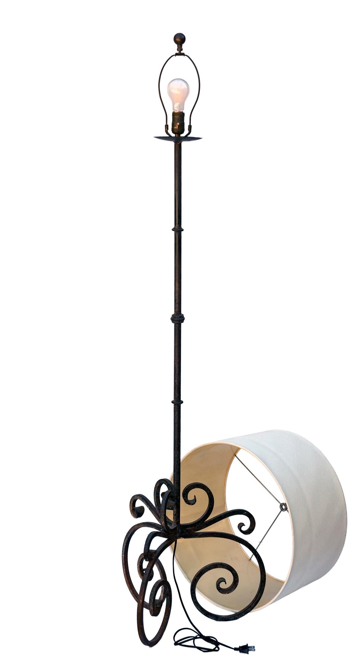 Lámpara de pie de hierro forjado estilo renacimiento español/ Pantalla de tambor de lino personalizada siglo XX en venta