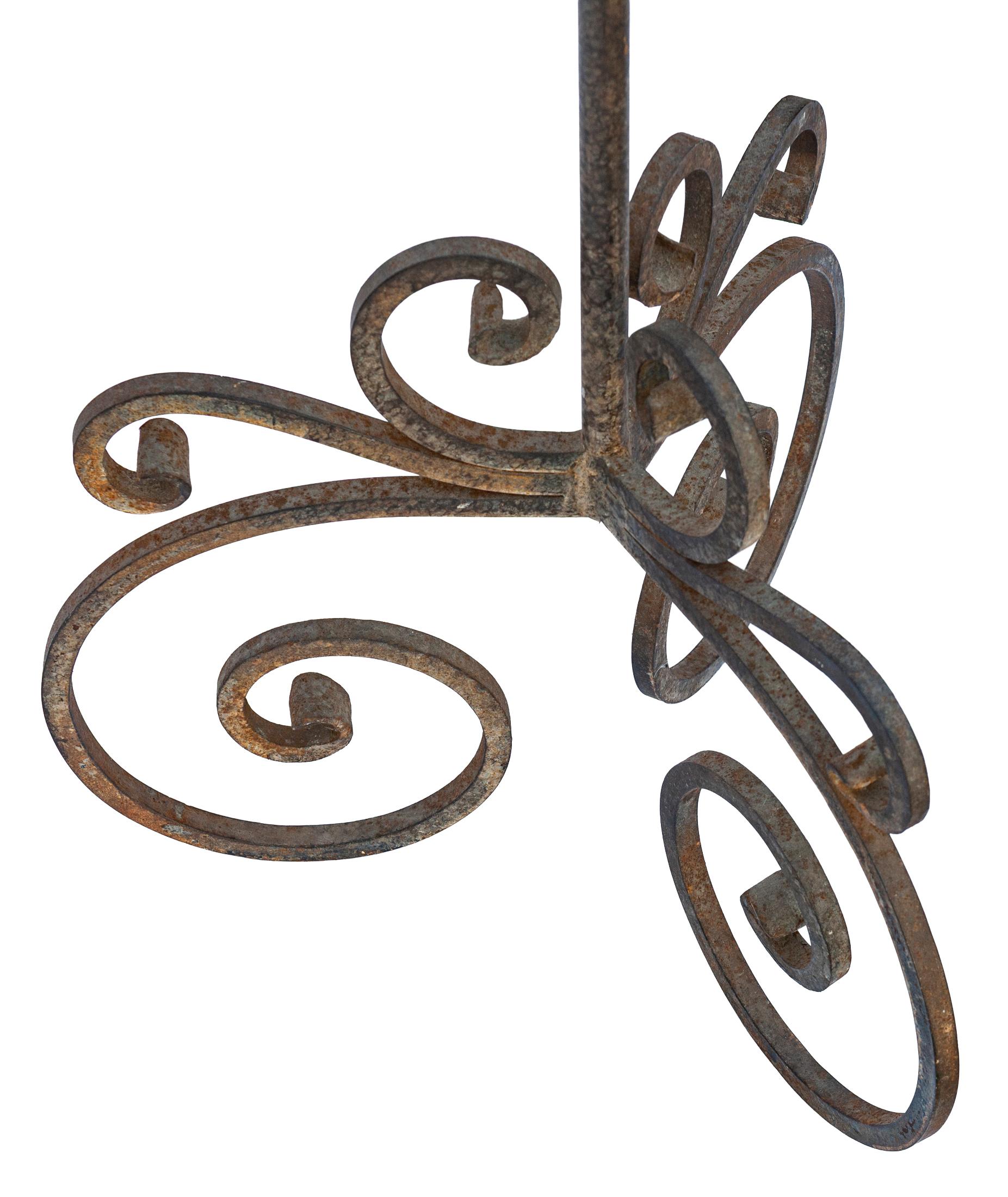 Lámpara de pie de hierro forjado estilo renacimiento español/ Pantalla de tambor de lino personalizada Lino en venta