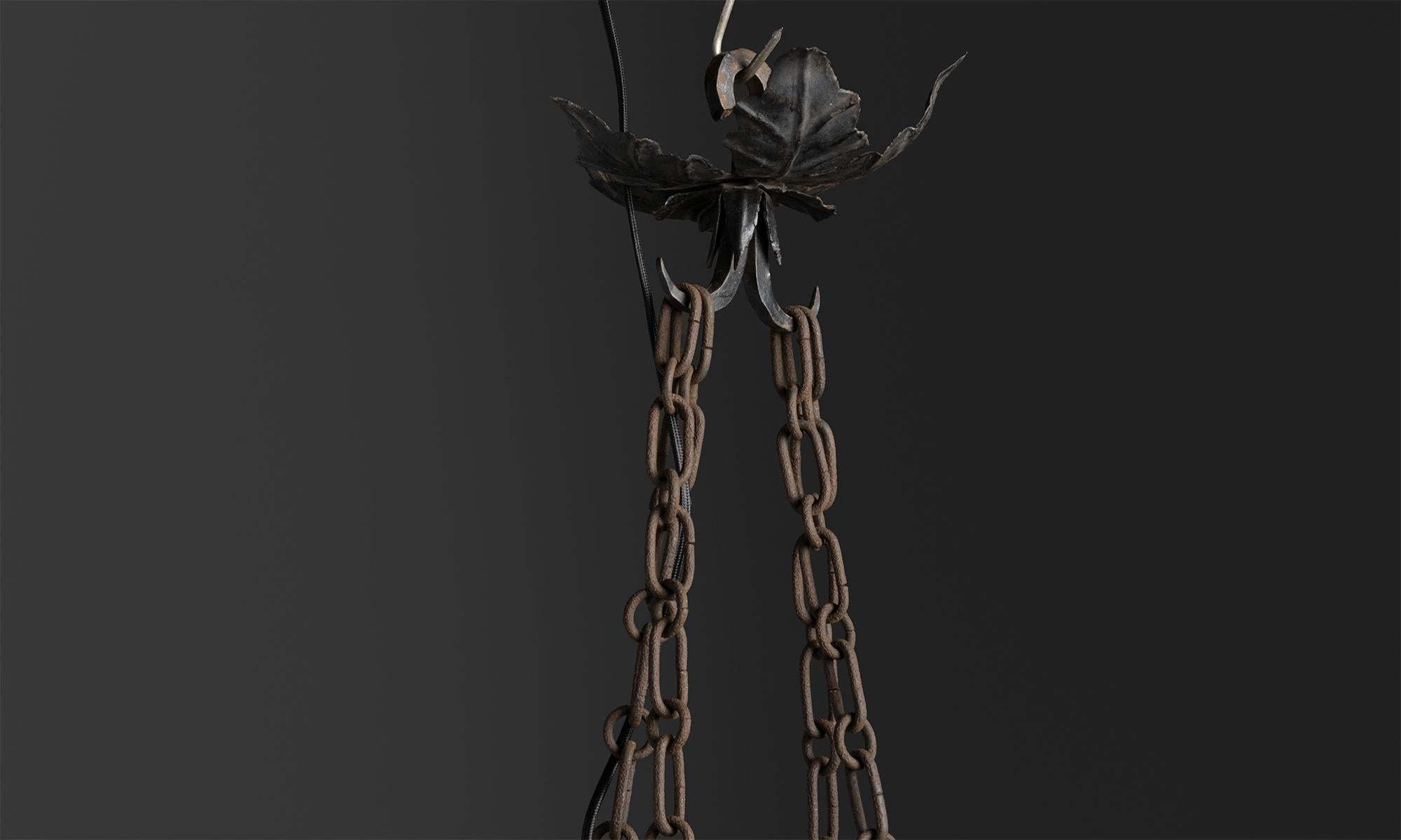 Frankreich, 1900
Laternenkronleuchter mit schmiedeeisernem Gestell und Ketten mit getöntem Glasschirm.
20 