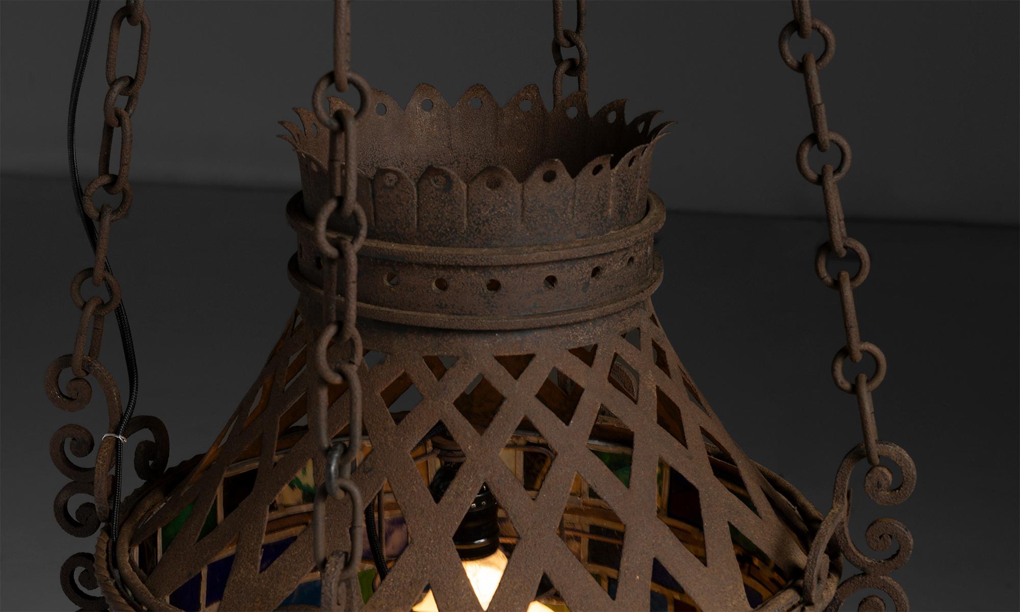 Schmiedeeisen & Stained glass Kronleuchter, Frankreich um 1900 (Französisch) im Angebot