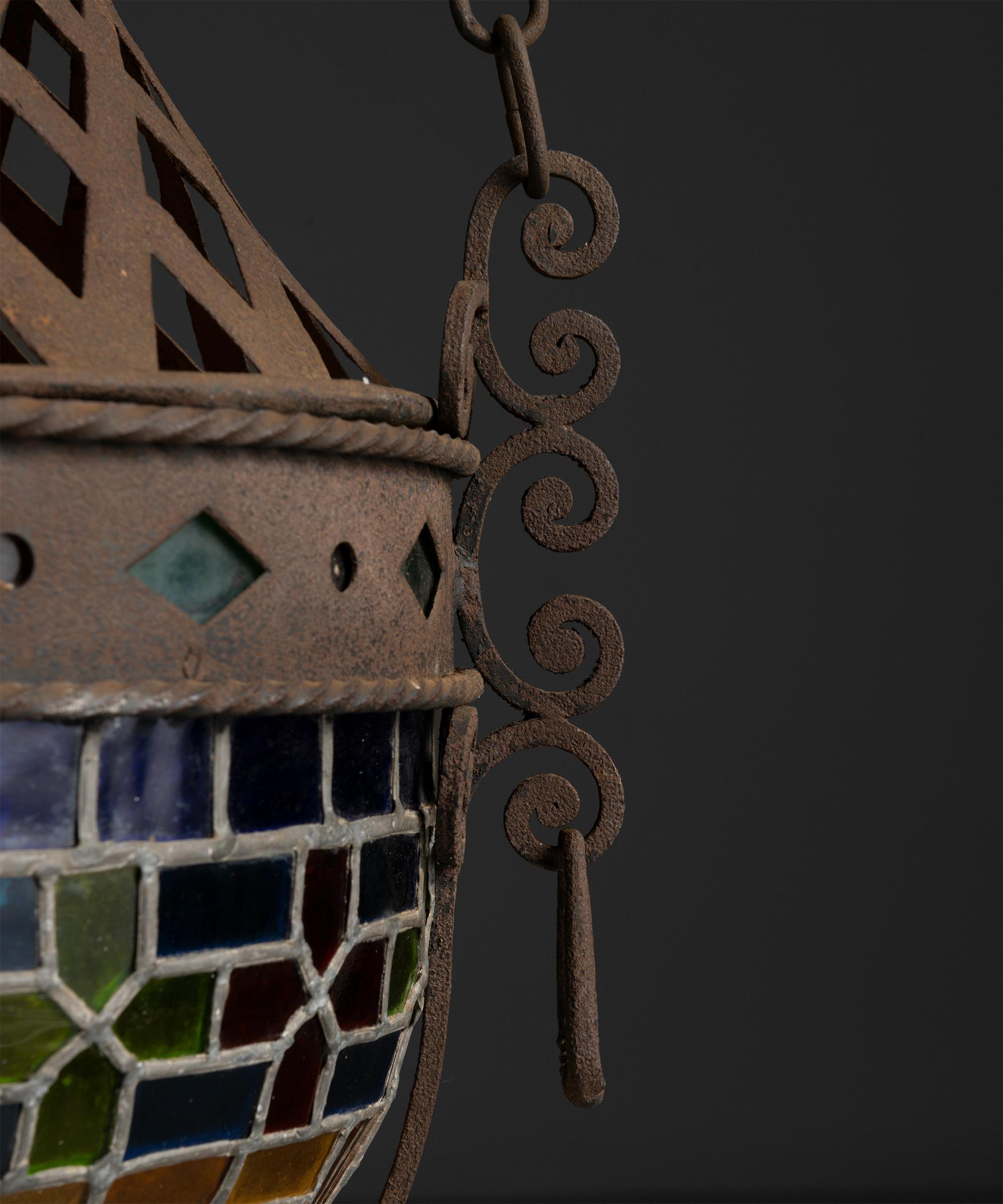 Schmiedeeisen & Stained glass Kronleuchter, Frankreich um 1900 im Zustand „Gut“ im Angebot in Culver City, CA