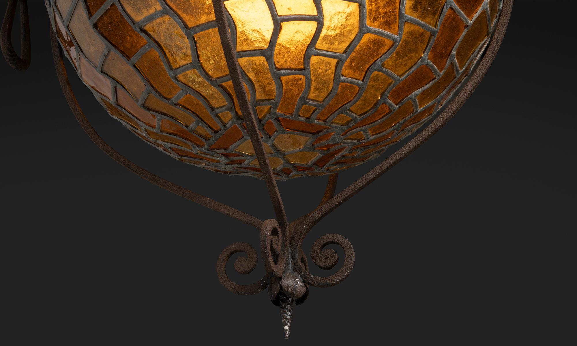 Schmiedeeisen & Stained glass Kronleuchter, Frankreich um 1900 (Frühes 20. Jahrhundert) im Angebot