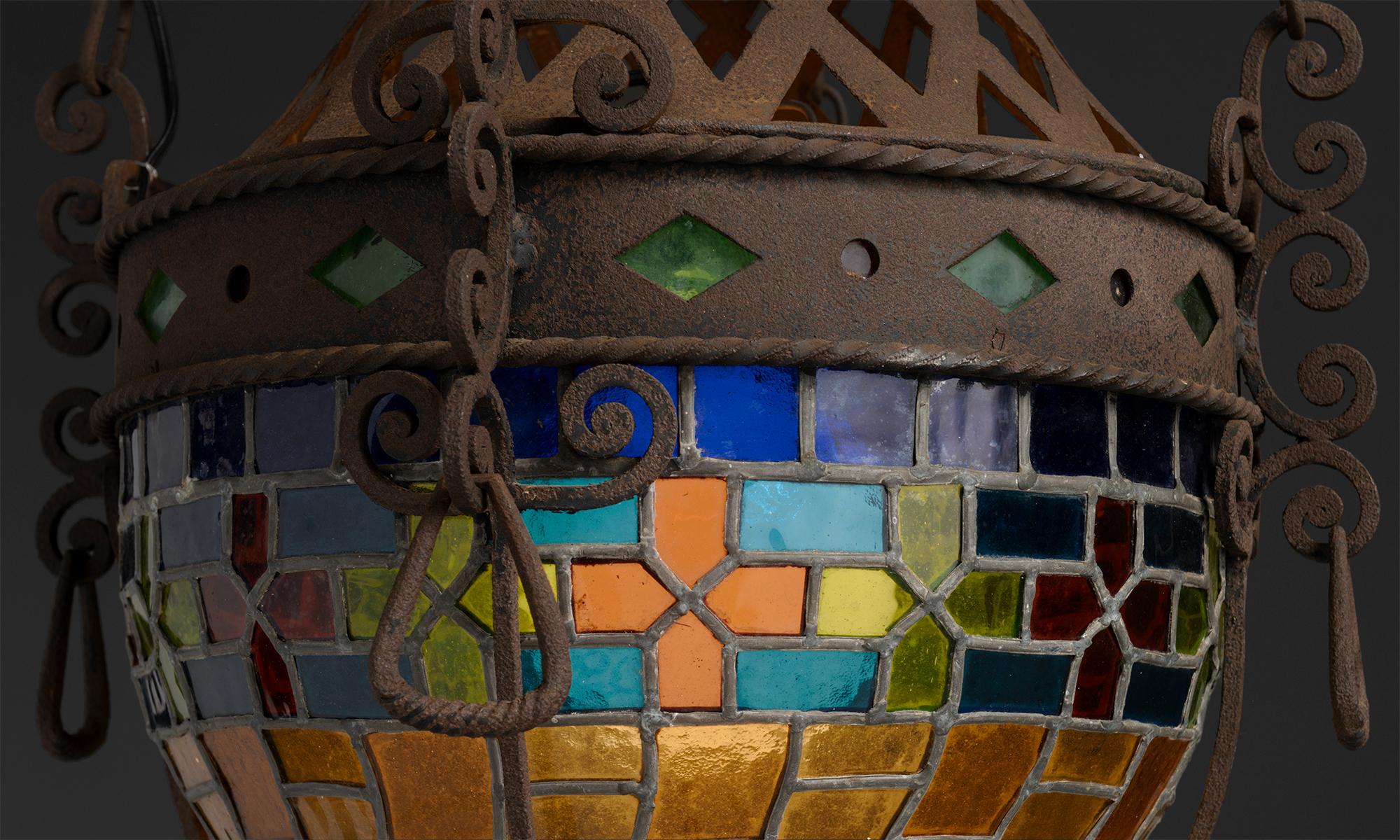 Schmiedeeisen & Stained glass Kronleuchter, Frankreich um 1900 (Buntglas) im Angebot