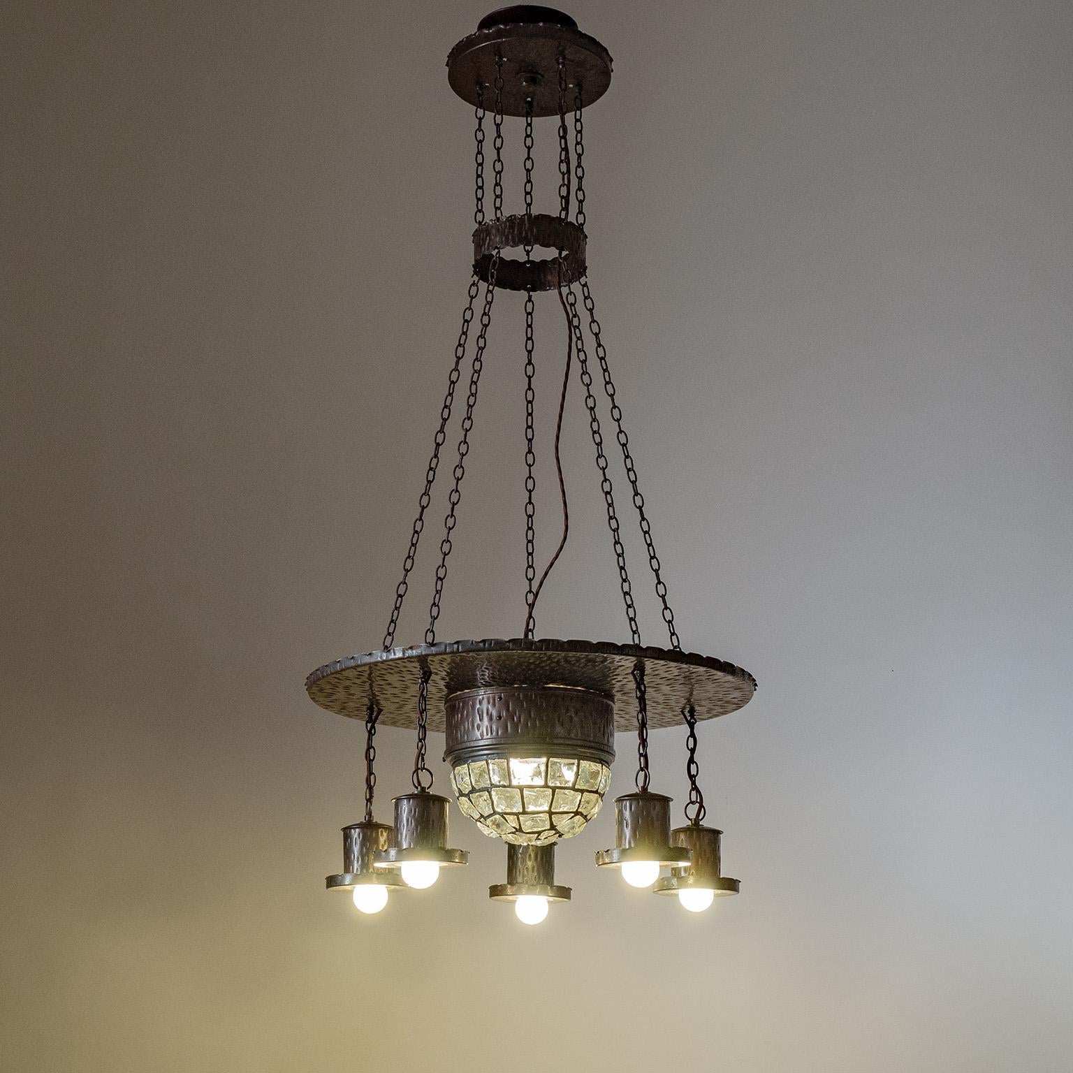 Lampadario a sospensione in ferro battuto, 1920 circa in vendita 3