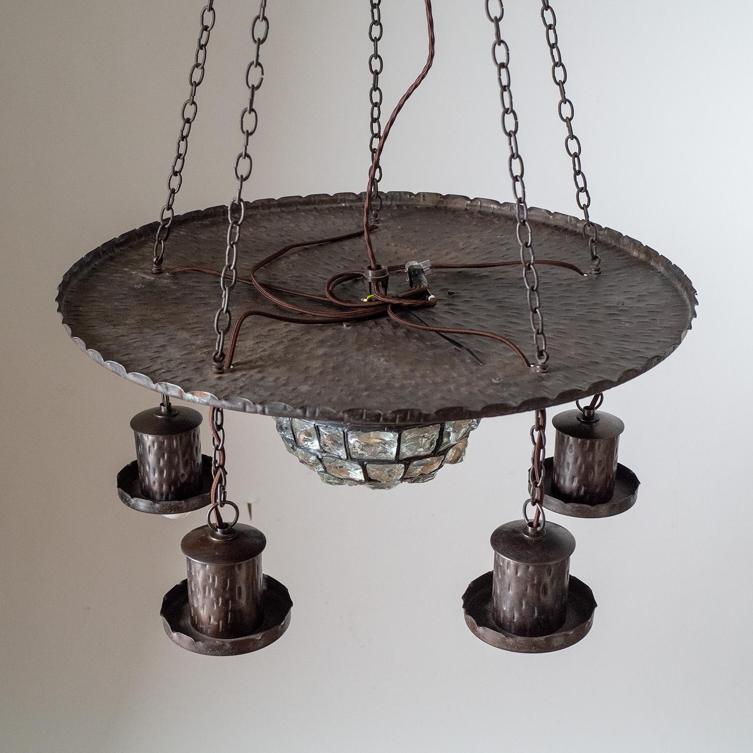 Inizio XX secolo Lampadario a sospensione in ferro battuto, 1920 circa in vendita