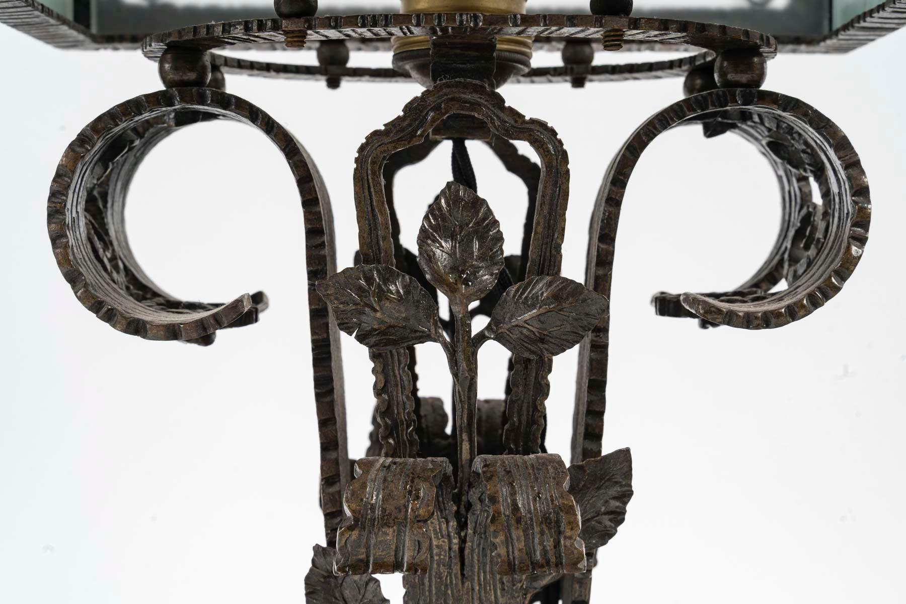 Lámpara de sobremesa de hierro forjado, Art Déco, 1930.

Lámpara de sobremesa de época Art Déco, 1930, en hierro forjado y placa de cristal para la pantalla.
Alto: 46,5 cm, Ancho: 24,5 cm, Fondo: 13,5 cm