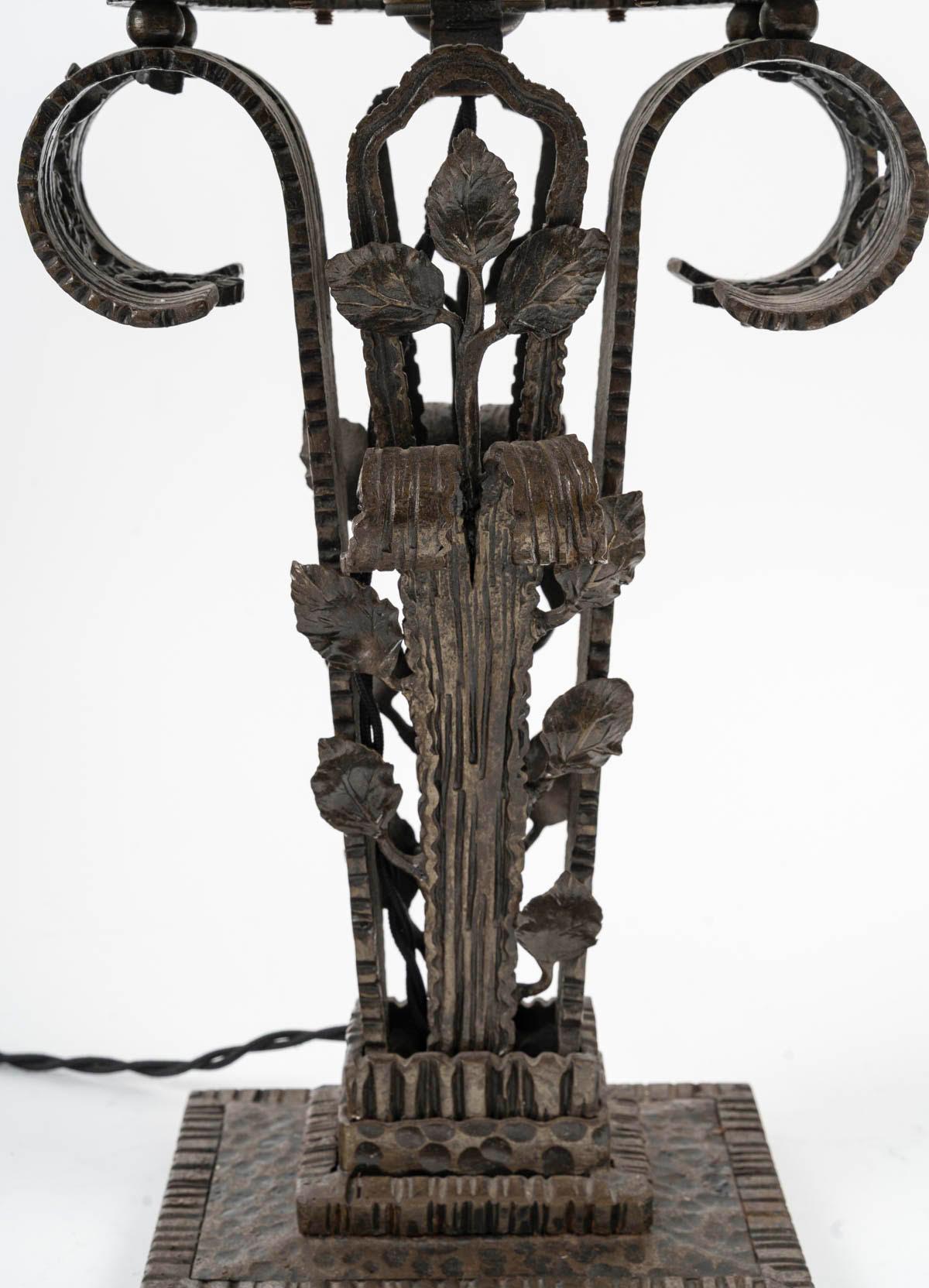 Lámpara de mesa de hierro forjado, Art Decó, 1930. Vidrio en venta