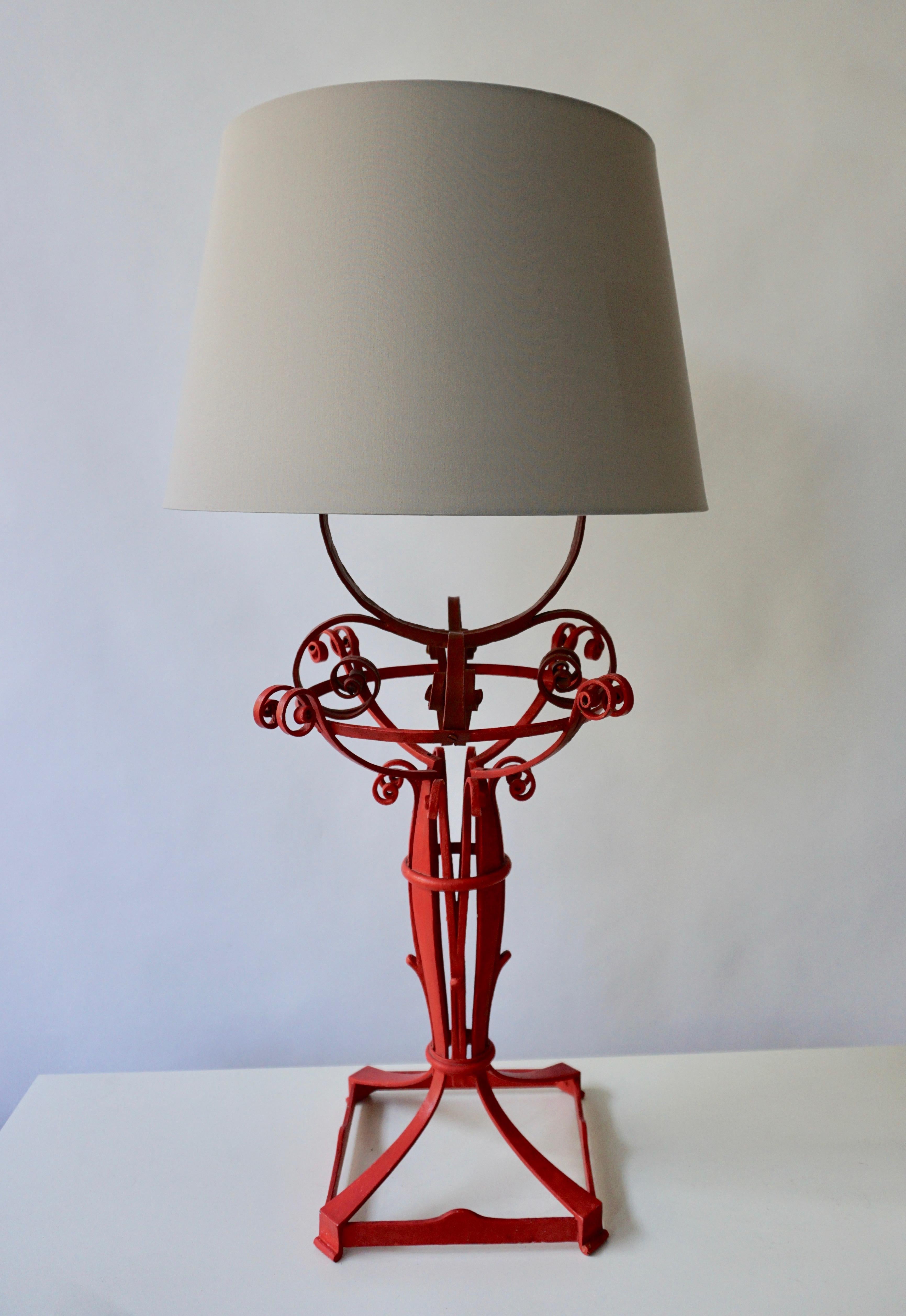 Wrought iron table lamp.
Measures: Width 30 cm.
Depth 30 cm.
Height 88 cm.
The lamp shade is not included in the price.