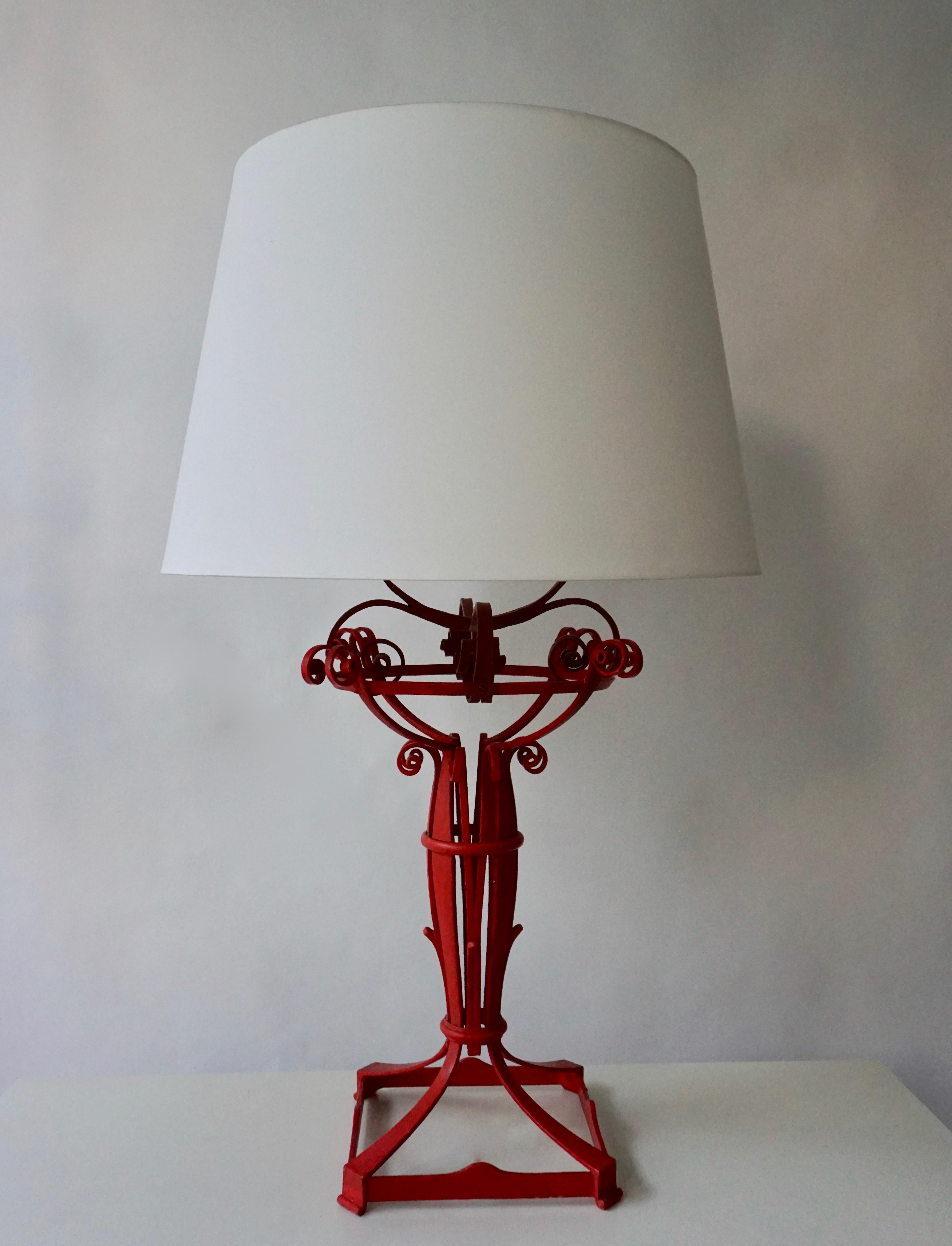 Mid-Century Modern Lampe de table en fer forgé en vente