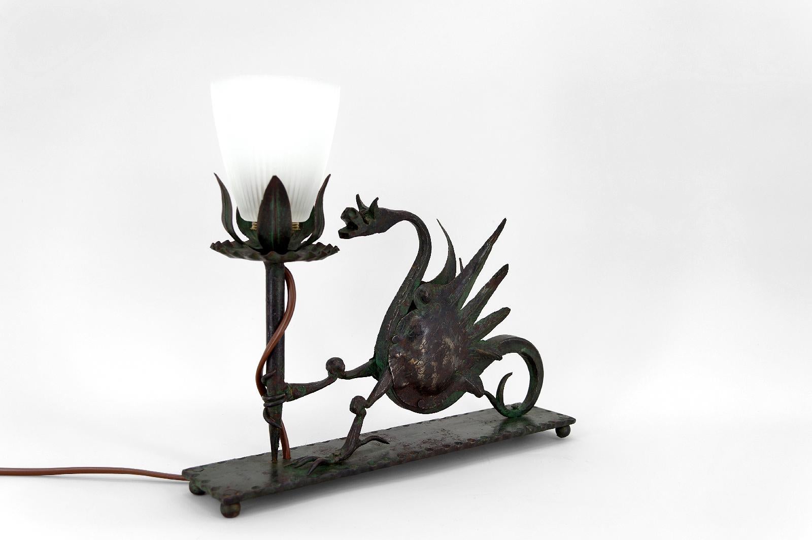 Schmiedeeiserne Tischlampe mit Drachen, Italien, um 1900 (Gotisch) im Angebot