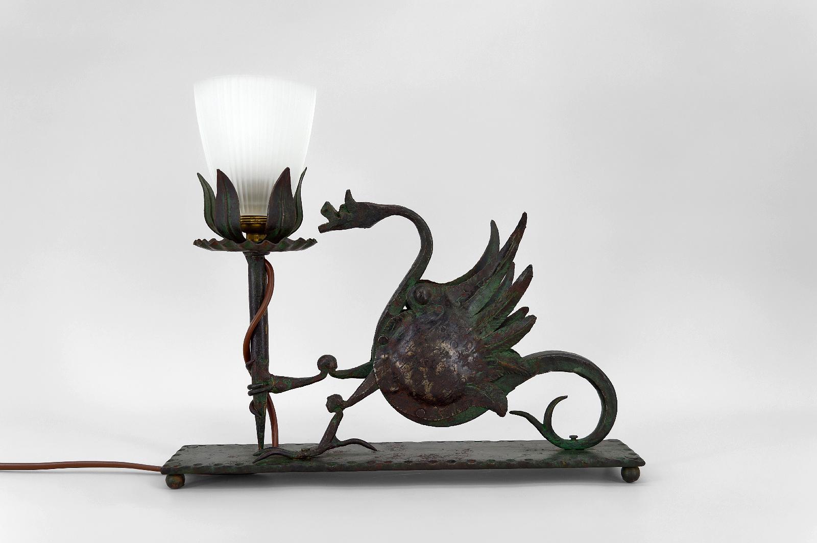 italien Lampe de bureau en fer forgé avec dragon, Italie, datant d'environ 1900 en vente