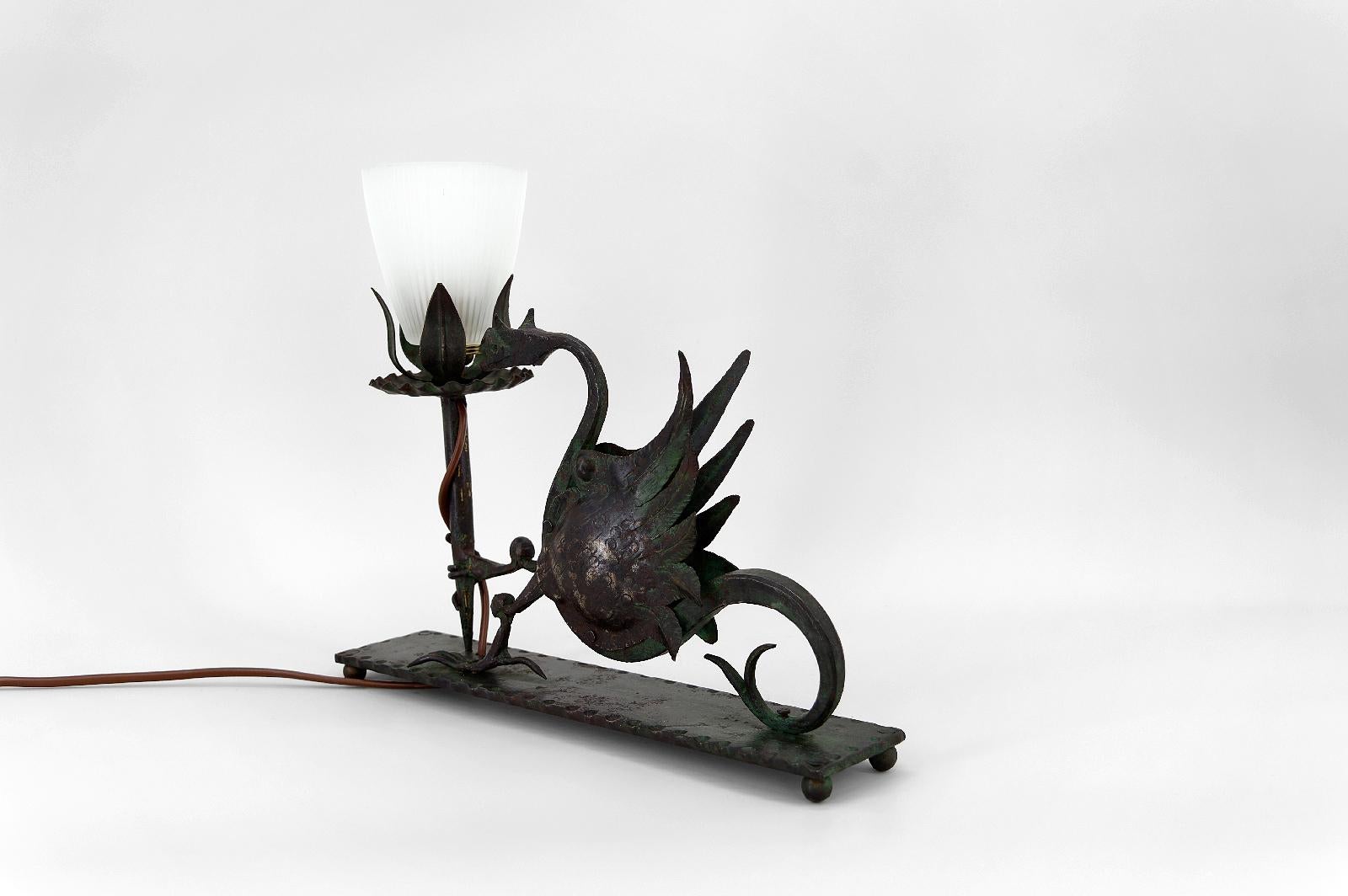 Patiné Lampe de bureau en fer forgé avec dragon, Italie, datant d'environ 1900 en vente